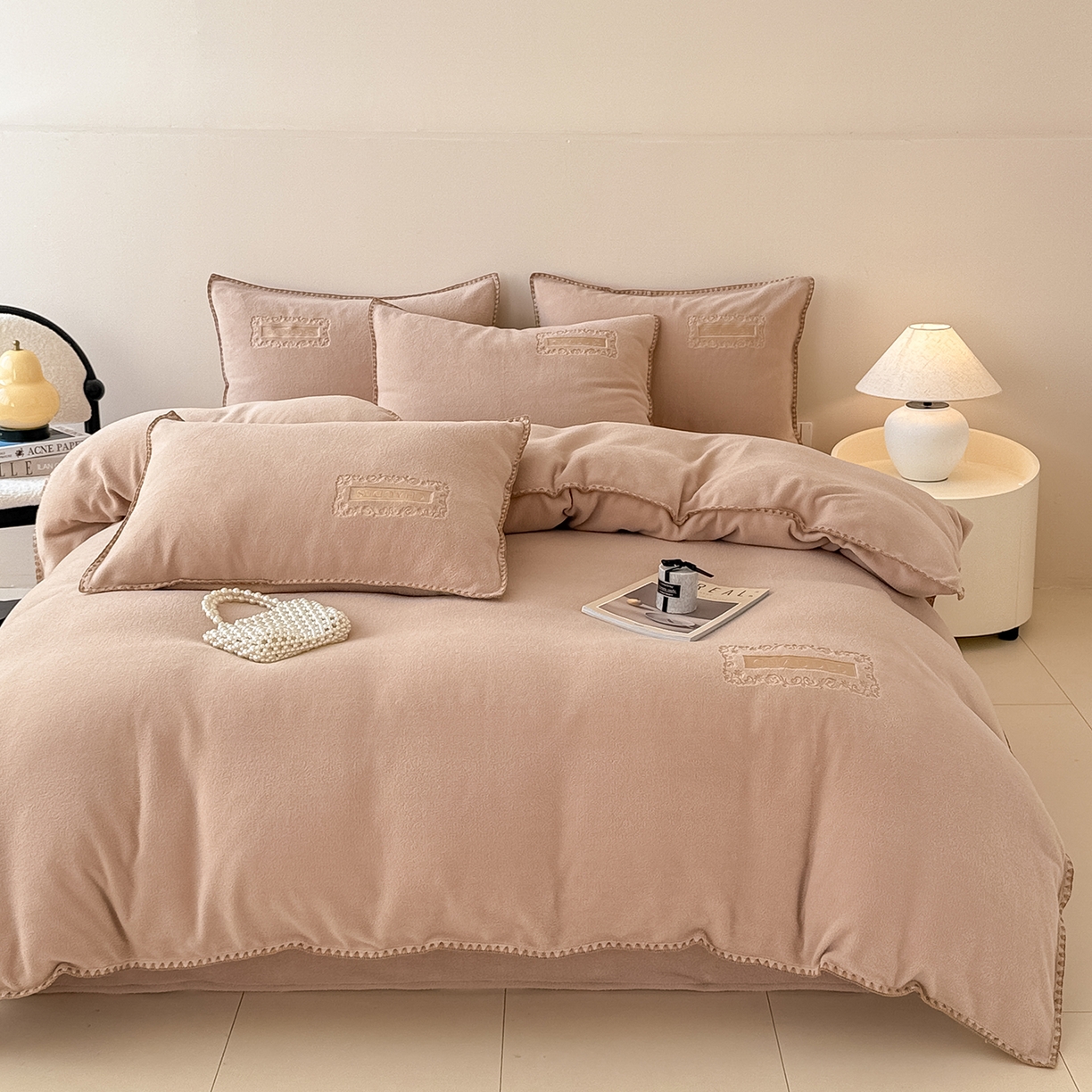 91家纺网 家纺一手货源 找家纺 懒猫家纺 2025新款A类贝壳绣纯色海獭绒四件套 拿铁咖