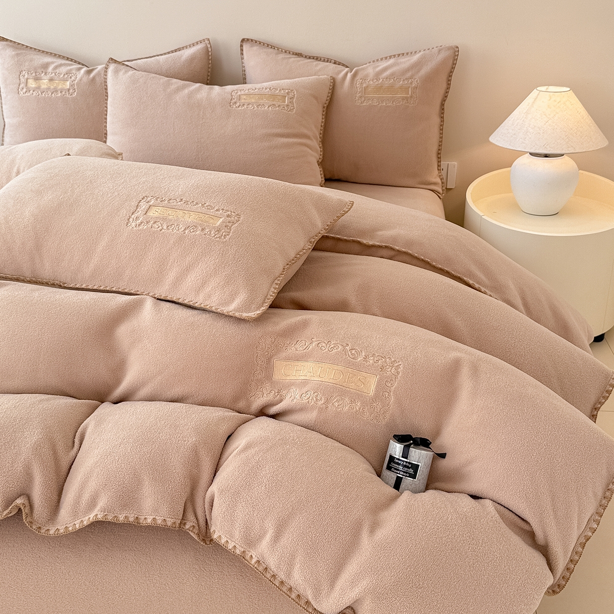 91家纺网 家纺一手货源 找家纺 懒猫家纺 2025新款A类贝壳绣纯色海獭绒四件套 拿铁咖