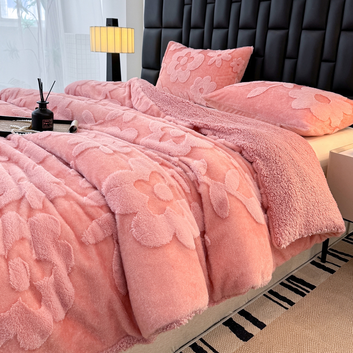 91家纺网 家纺一手货源 找家纺 枋梢家纺 2025新款亮丝兔毛绒兔毛提花暖居花漾羊羔绒 双层加厚保暖盖毯 居家午睡保暖毯 花漾-粉色