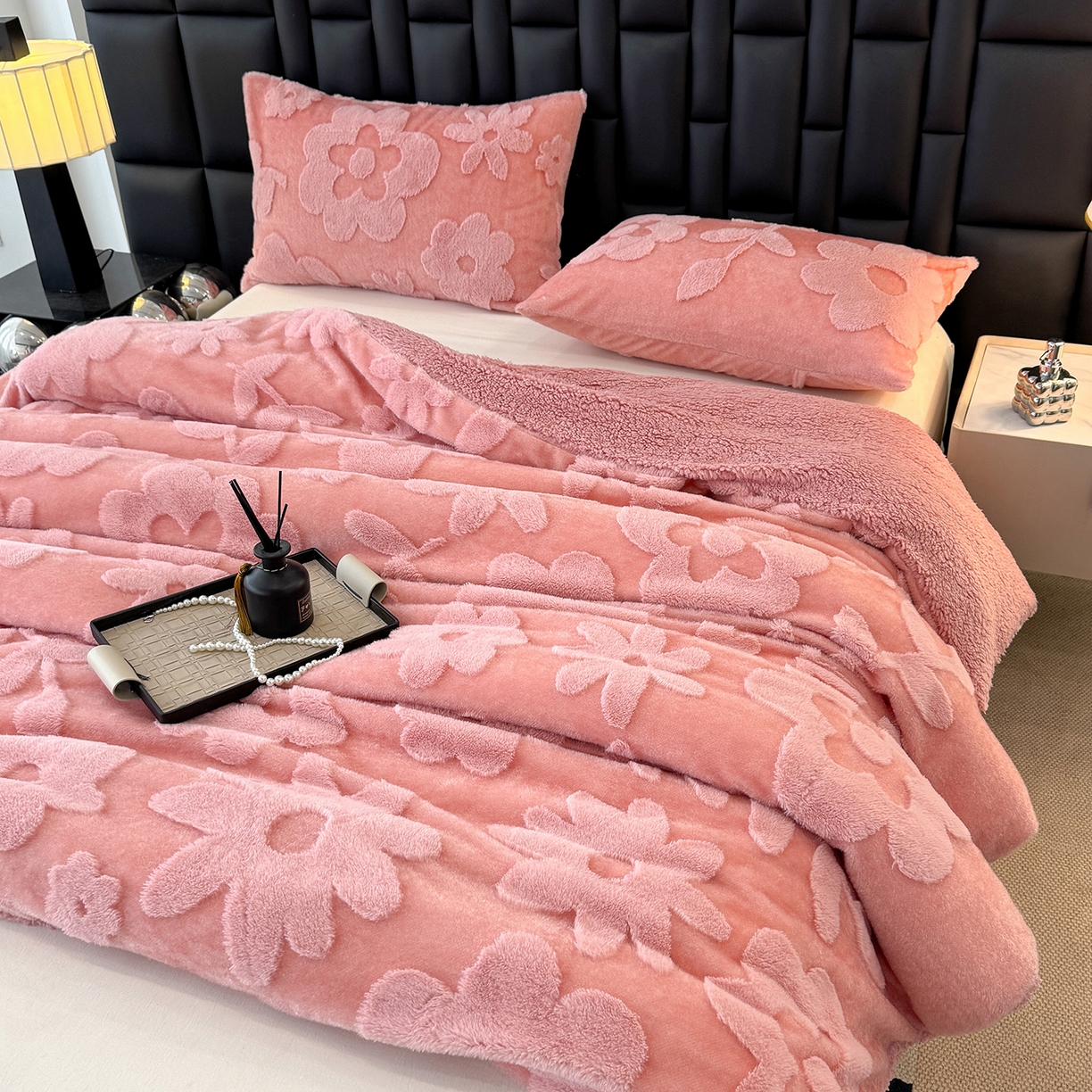 91家纺网 家纺一手货源 找家纺 枋梢家纺 2025新款亮丝兔毛绒兔毛提花暖居花漾羊羔绒 双层加厚保暖盖毯 居家午睡保暖毯 花漾-粉色