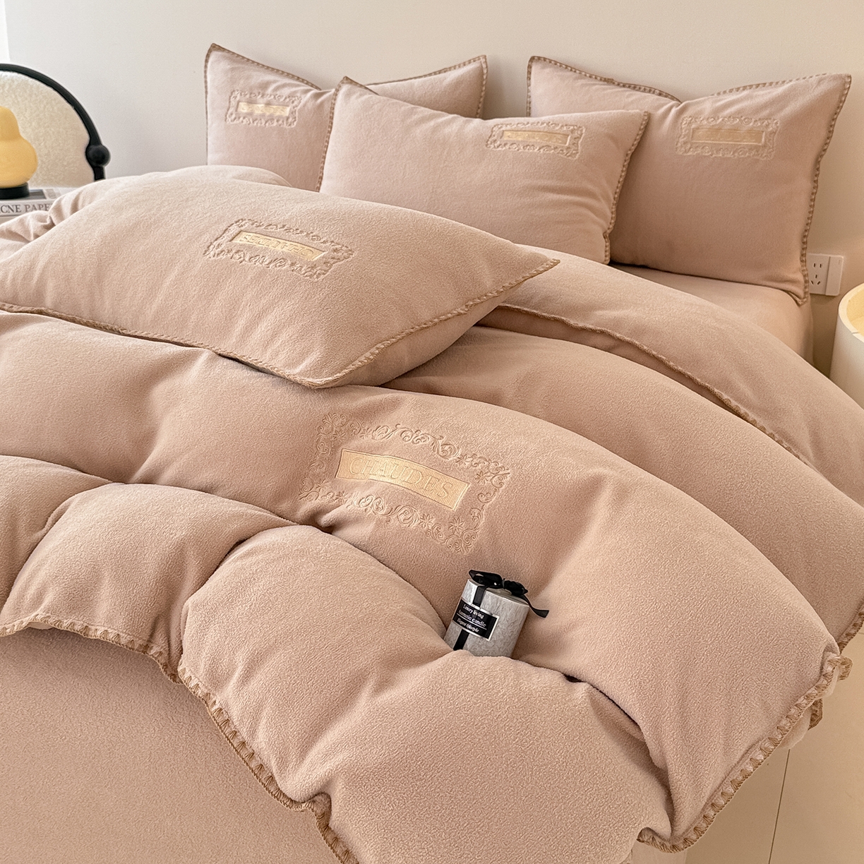 91家纺网 家纺一手货源 找家纺 懒猫家纺 2025新款A类贝壳绣纯色海獭绒四件套 拿铁咖