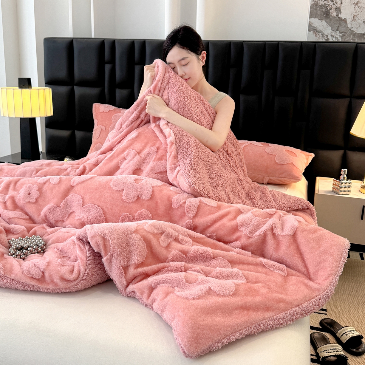 91家纺网 家纺一手货源 找家纺 枋梢家纺 2025新款亮丝兔毛绒兔毛提花暖居花漾羊羔绒 双层加厚保暖盖毯 居家午睡保暖毯 花漾-粉色
