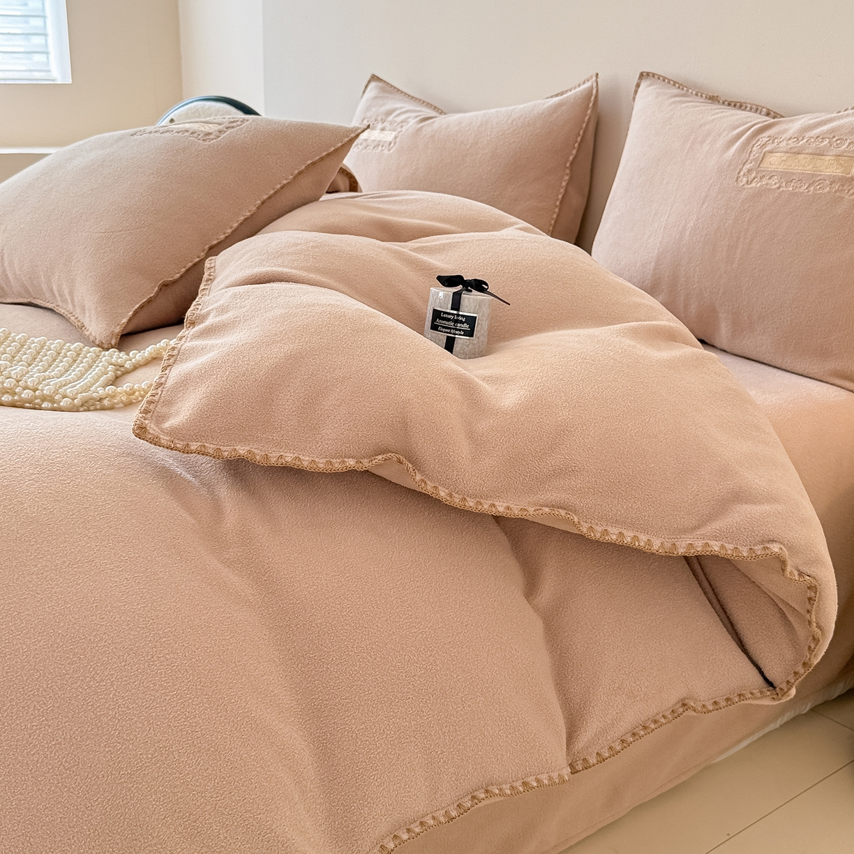 91家纺网 家纺一手货源 找家纺 懒猫家纺 2025新款A类贝壳绣纯色海獭绒四件套 拿铁咖