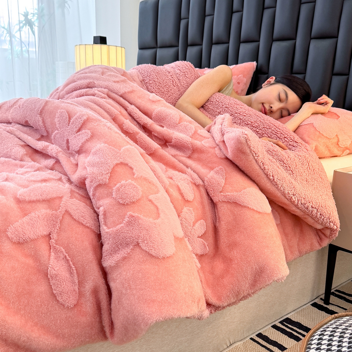 91家纺网 家纺一手货源 找家纺 枋梢家纺 2025新款亮丝兔毛绒兔毛提花暖居花漾羊羔绒 双层加厚保暖盖毯 居家午睡保暖毯 花漾-粉色