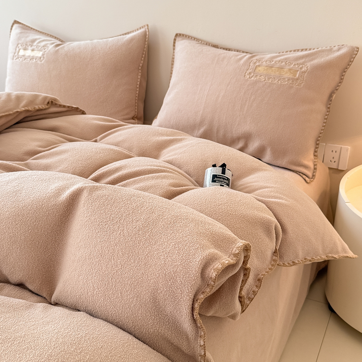 91家纺网 家纺一手货源 找家纺 懒猫家纺 2025新款A类贝壳绣纯色海獭绒四件套 拿铁咖