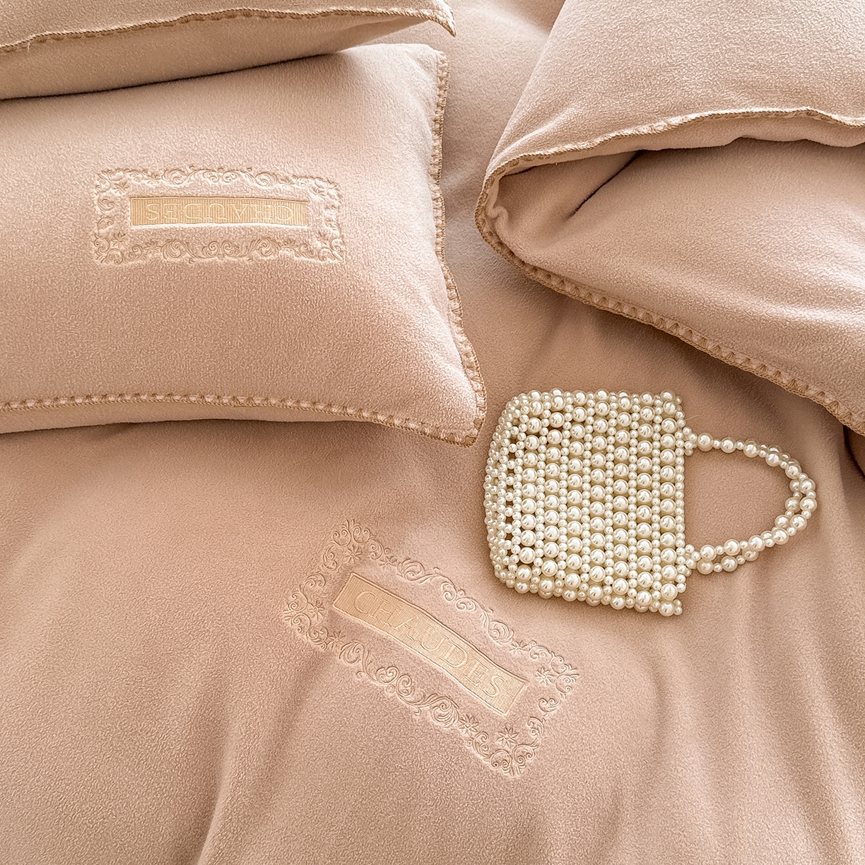 91家纺网 家纺一手货源 找家纺 懒猫家纺 2025新款A类贝壳绣纯色海獭绒四件套 拿铁咖