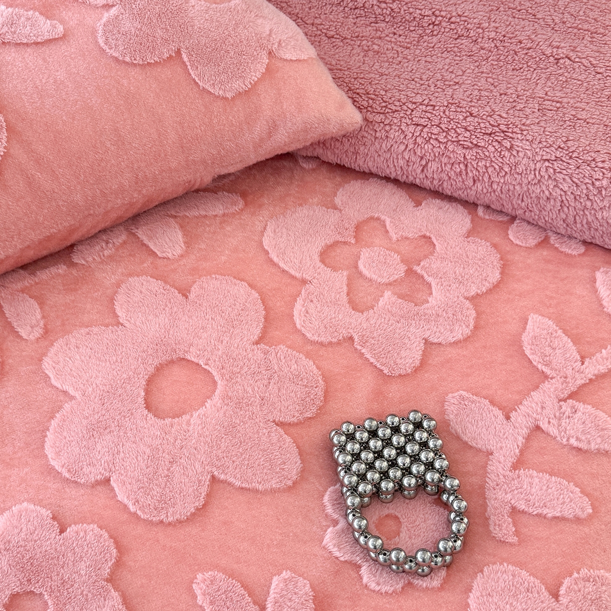 91家纺网 家纺一手货源 找家纺 枋梢家纺 2025新款亮丝兔毛绒兔毛提花暖居花漾羊羔绒 双层加厚保暖盖毯 居家午睡保暖毯 花漾-粉色