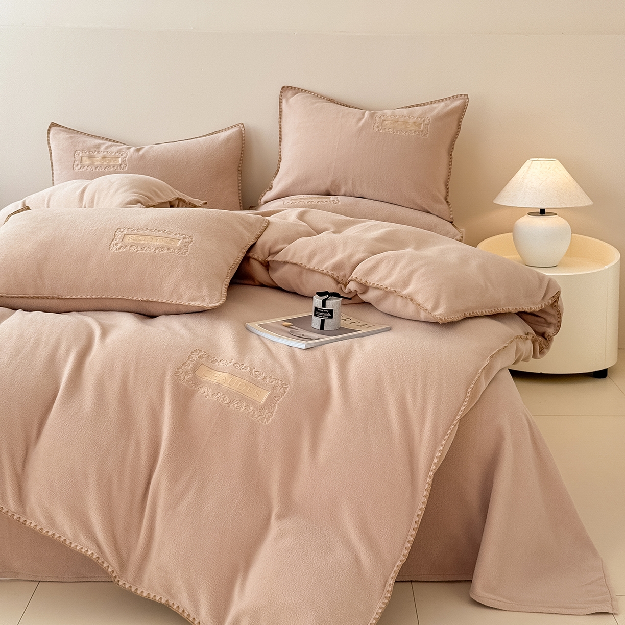 91家纺网 家纺一手货源 找家纺 懒猫家纺 2025新款A类贝壳绣纯色海獭绒四件套 拿铁咖