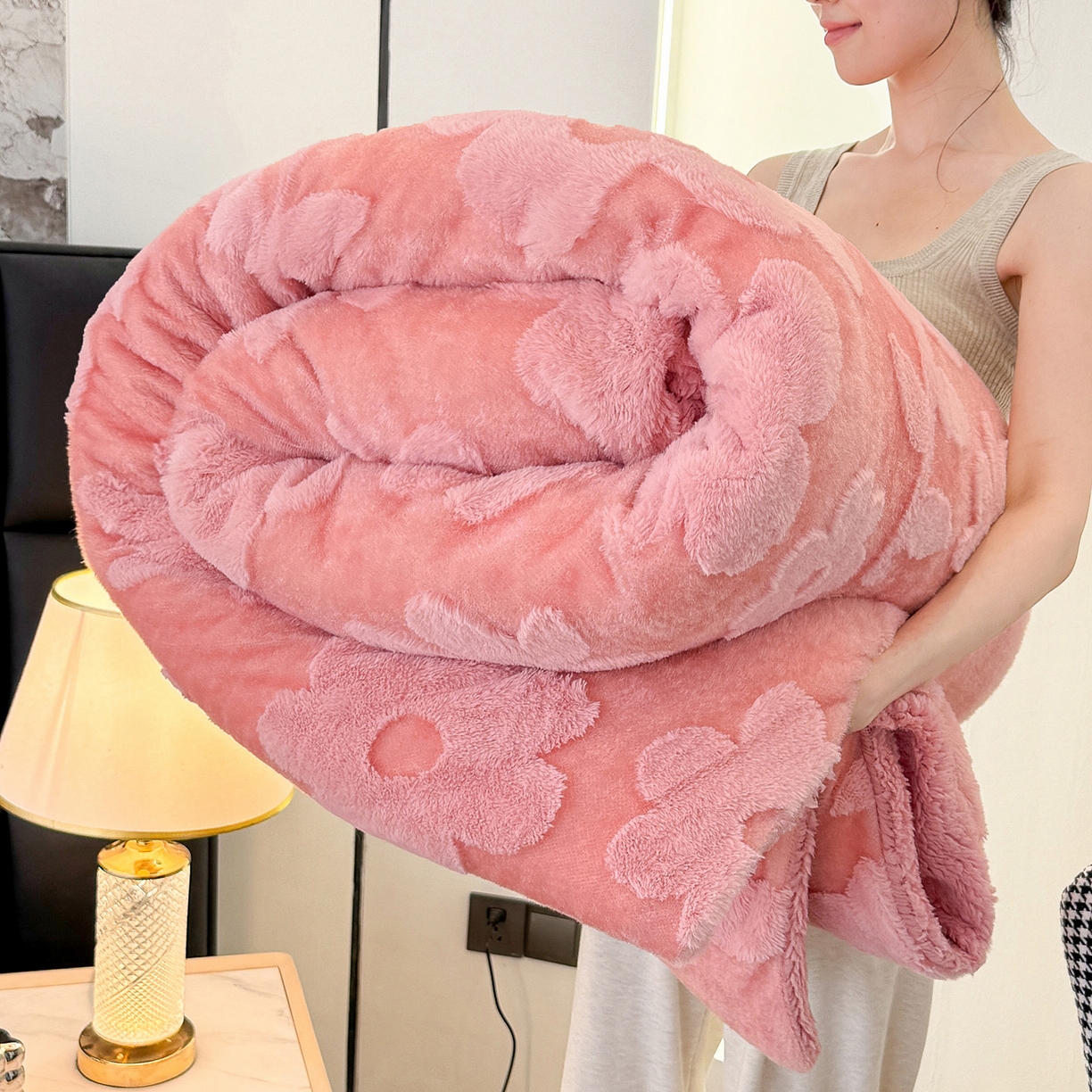 91家纺网 家纺一手货源 找家纺 枋梢家纺 2025新款亮丝兔毛绒兔毛提花暖居花漾羊羔绒 双层加厚保暖盖毯 居家午睡保暖毯 花漾-粉色