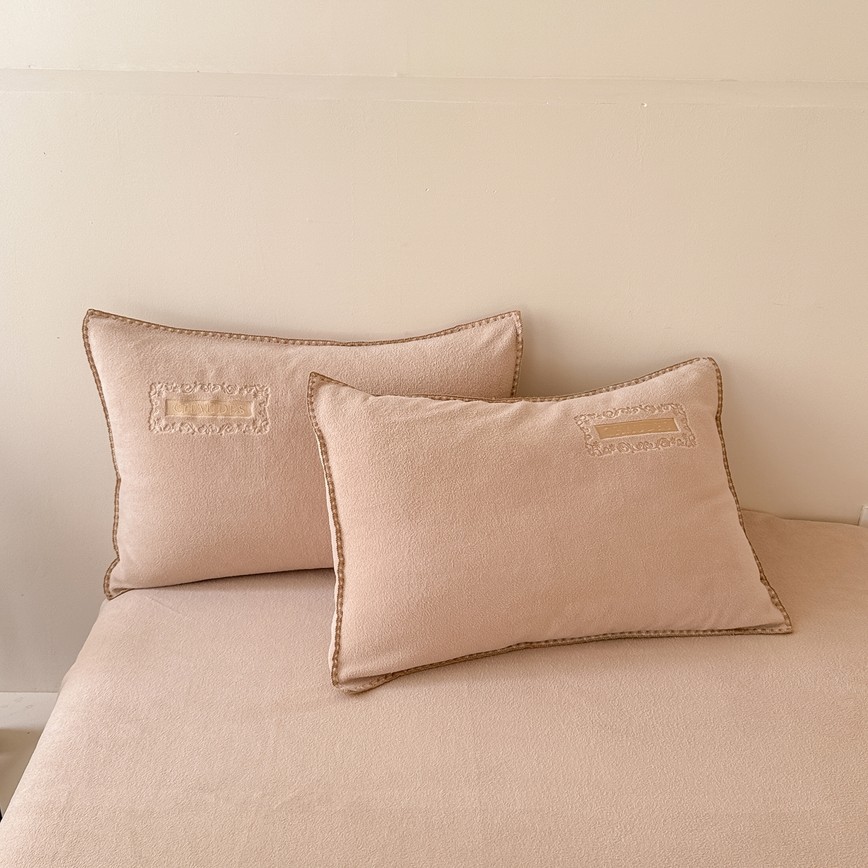 91家纺网 家纺一手货源 找家纺 懒猫家纺 2025新款A类贝壳绣纯色海獭绒四件套 拿铁咖