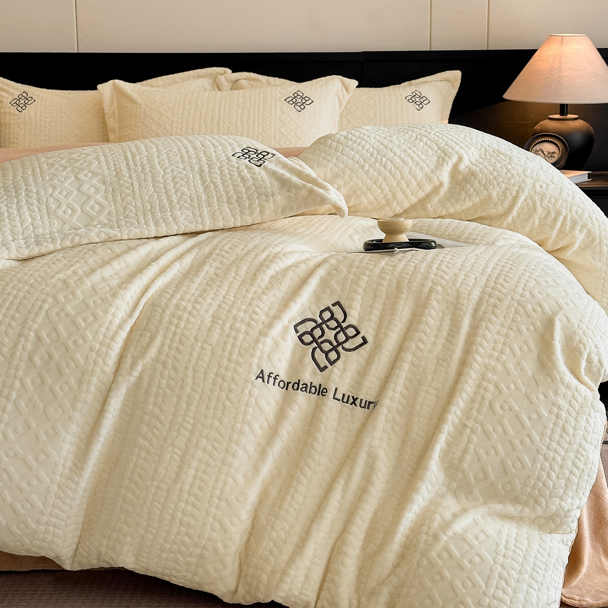 91家纺网 家纺一手货源 找家纺 （总）慕晨 2025新款立体提花绒简约风格高克重雕花加厚牛奶绒四件套