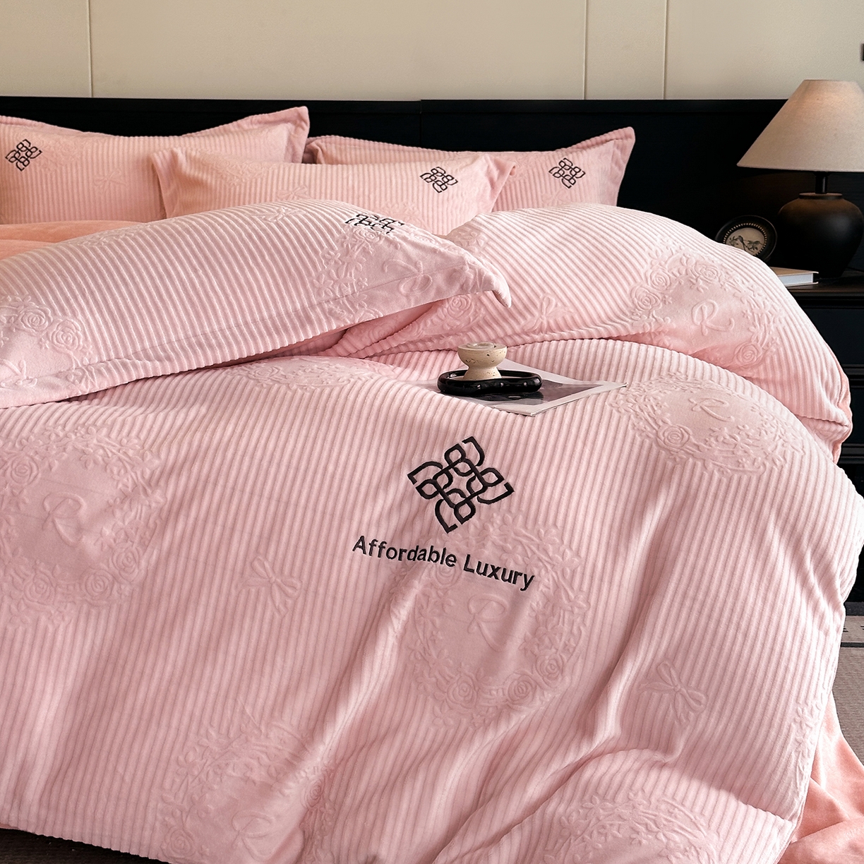 91家纺网 家纺一手货源 找家纺 （总）慕晨 2025新款立体提花绒简约风格高克重雕花加厚牛奶绒四件套