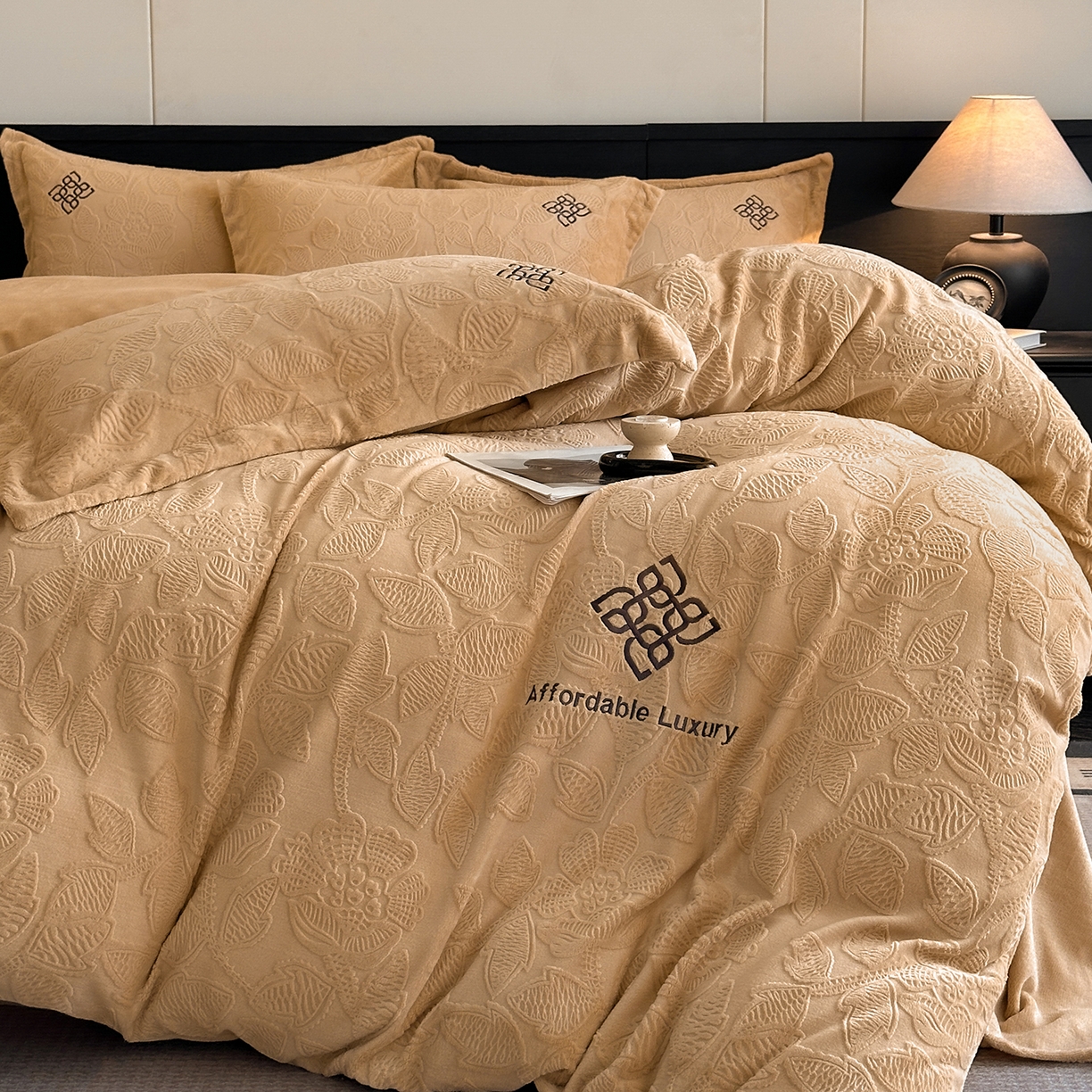 91家纺网 家纺一手货源 找家纺 （总）慕晨 2025新款立体提花绒简约风格高克重雕花加厚牛奶绒四件套