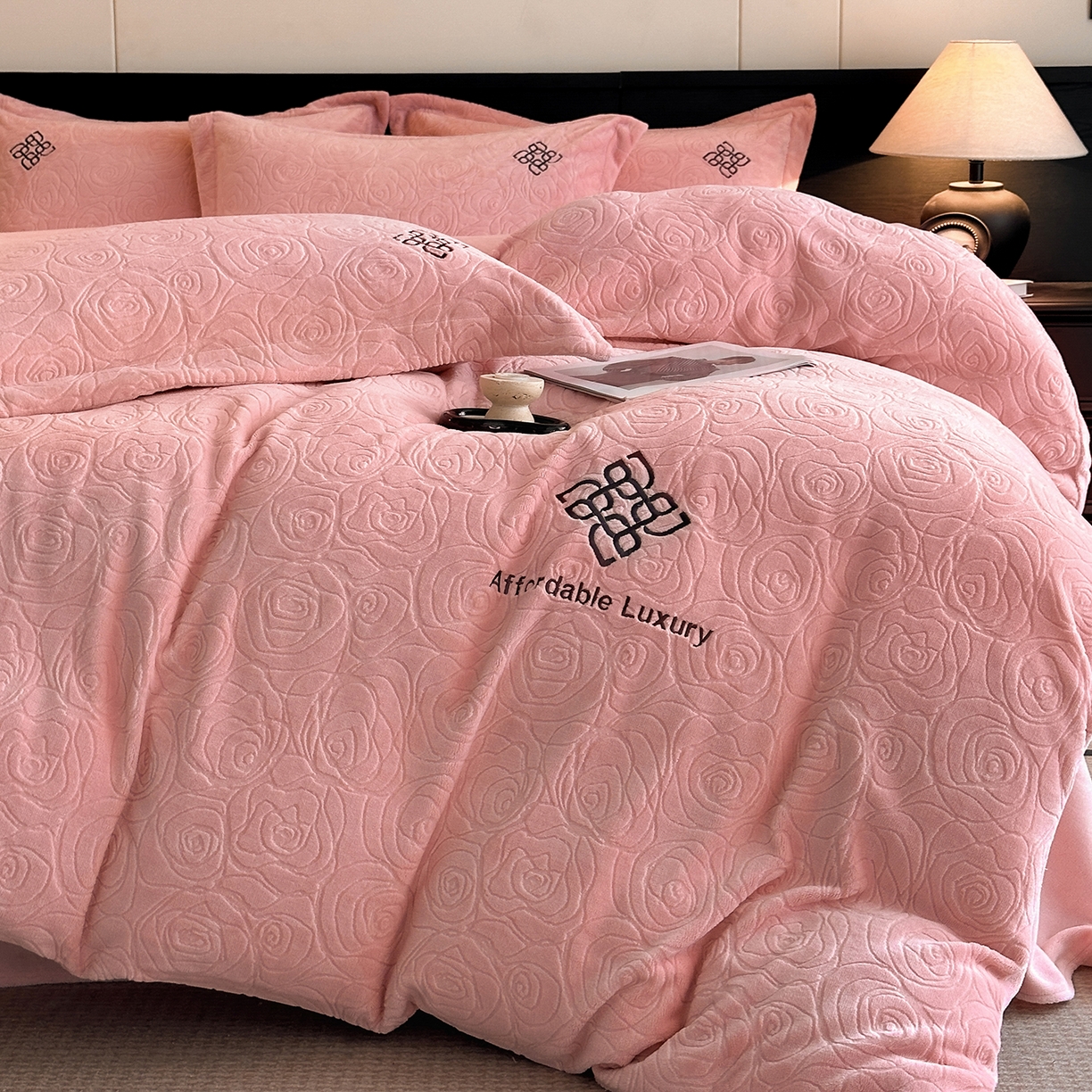 91家纺网 家纺一手货源 找家纺 （总）慕晨 2025新款立体提花绒简约风格高克重雕花加厚牛奶绒四件套