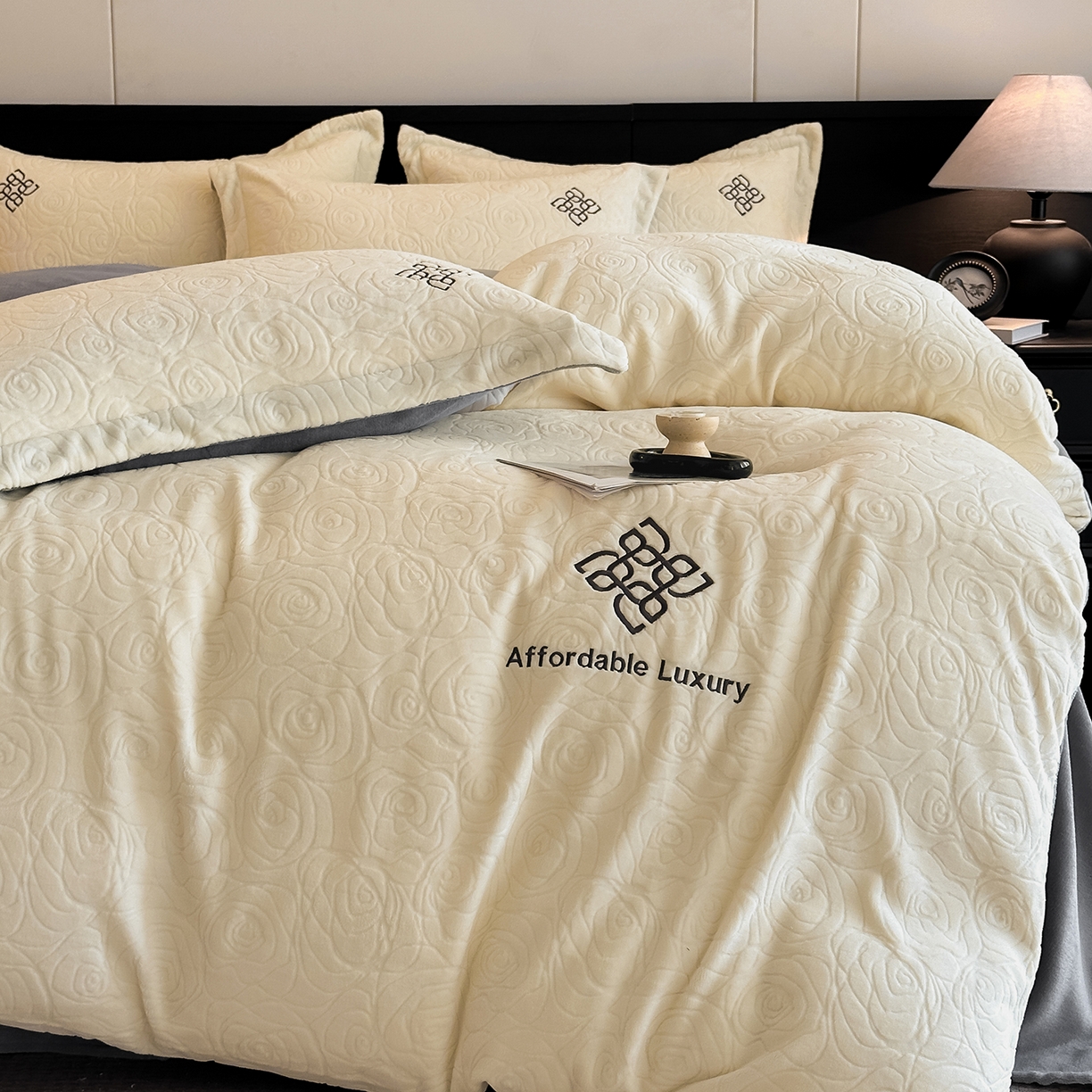 91家纺网 家纺一手货源 找家纺 （总）慕晨 2025新款立体提花绒简约风格高克重雕花加厚牛奶绒四件套