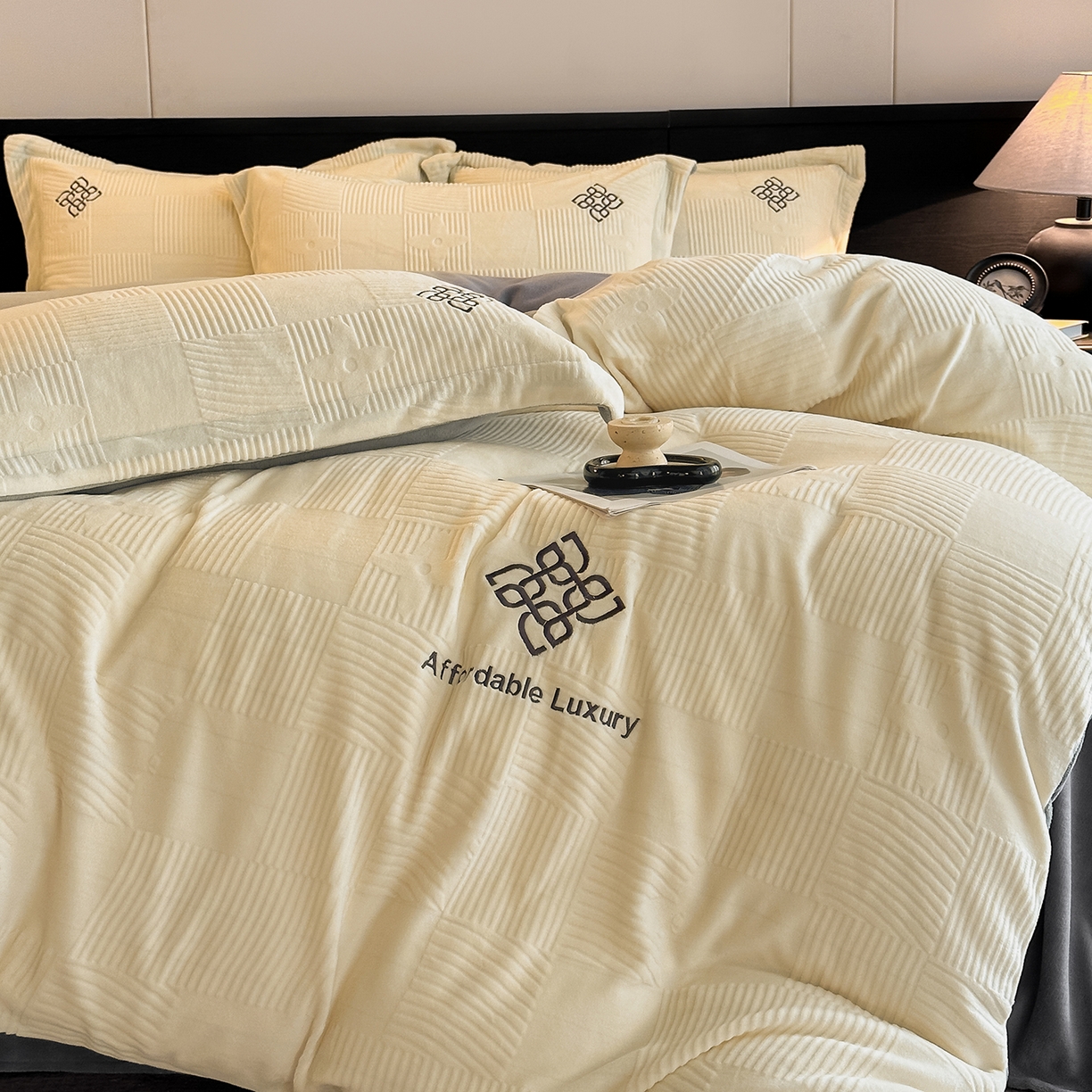 91家纺网 家纺一手货源 找家纺 （总）慕晨 2025新款立体提花绒简约风格高克重雕花加厚牛奶绒四件套