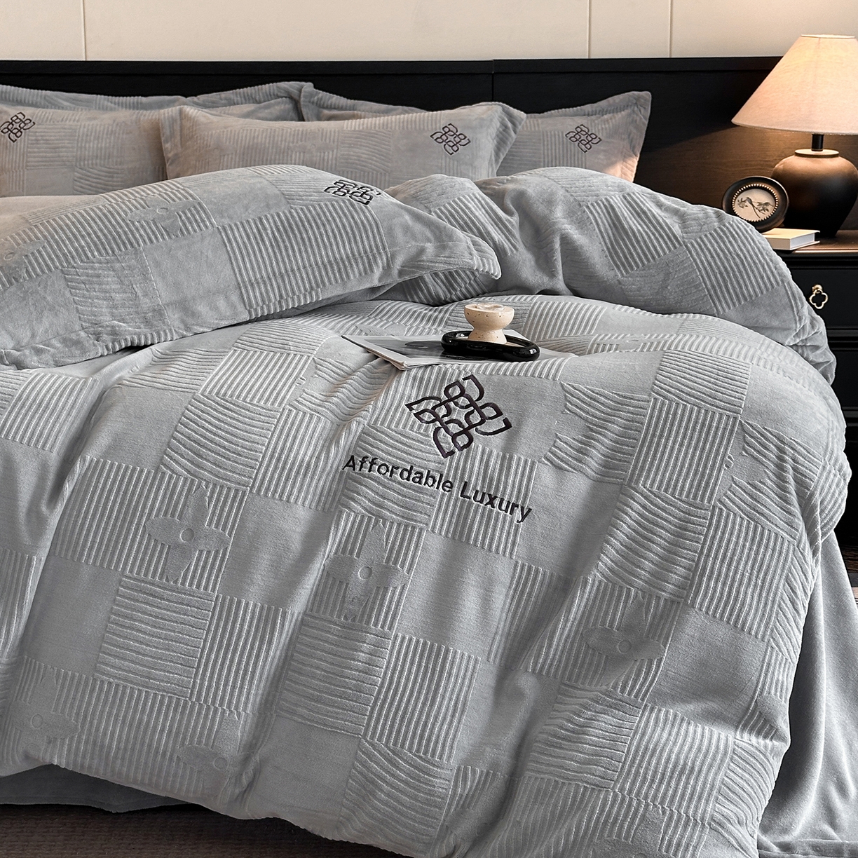 91家纺网 家纺一手货源 找家纺 （总）慕晨 2025新款立体提花绒简约风格高克重雕花加厚牛奶绒四件套