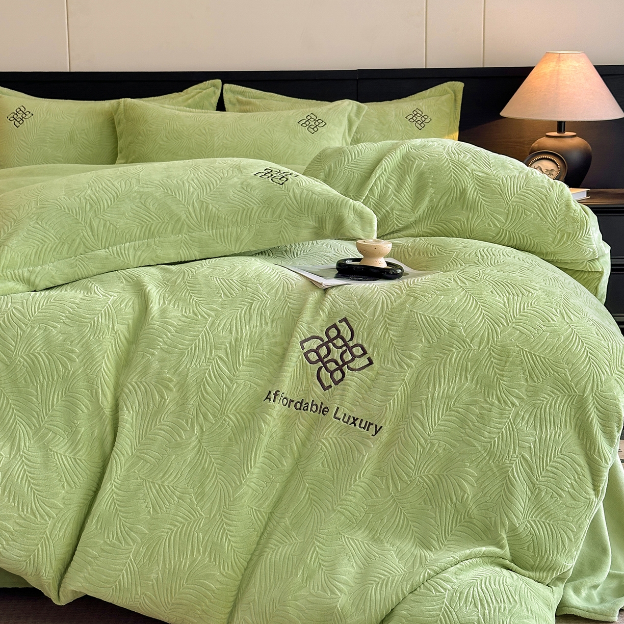 91家纺网 家纺一手货源 找家纺 （总）慕晨 2025新款立体提花绒简约风格高克重雕花加厚牛奶绒四件套