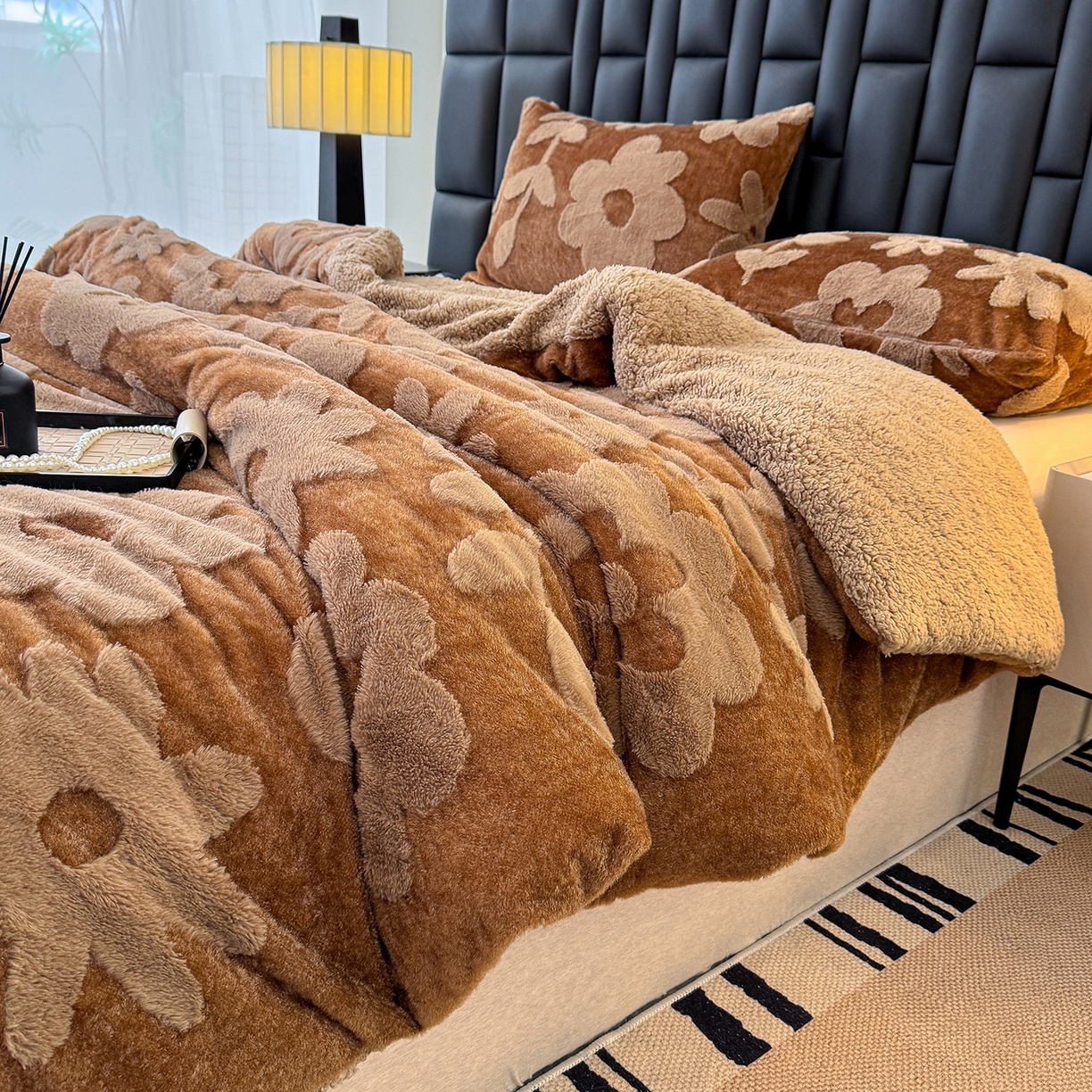 91家纺网 家纺一手货源 找家纺 枋梢家纺 2025新款亮丝兔毛绒兔毛提花暖居花漾羊羔绒 双层加厚保暖盖毯 居家午睡保暖毯 花漾-咖色