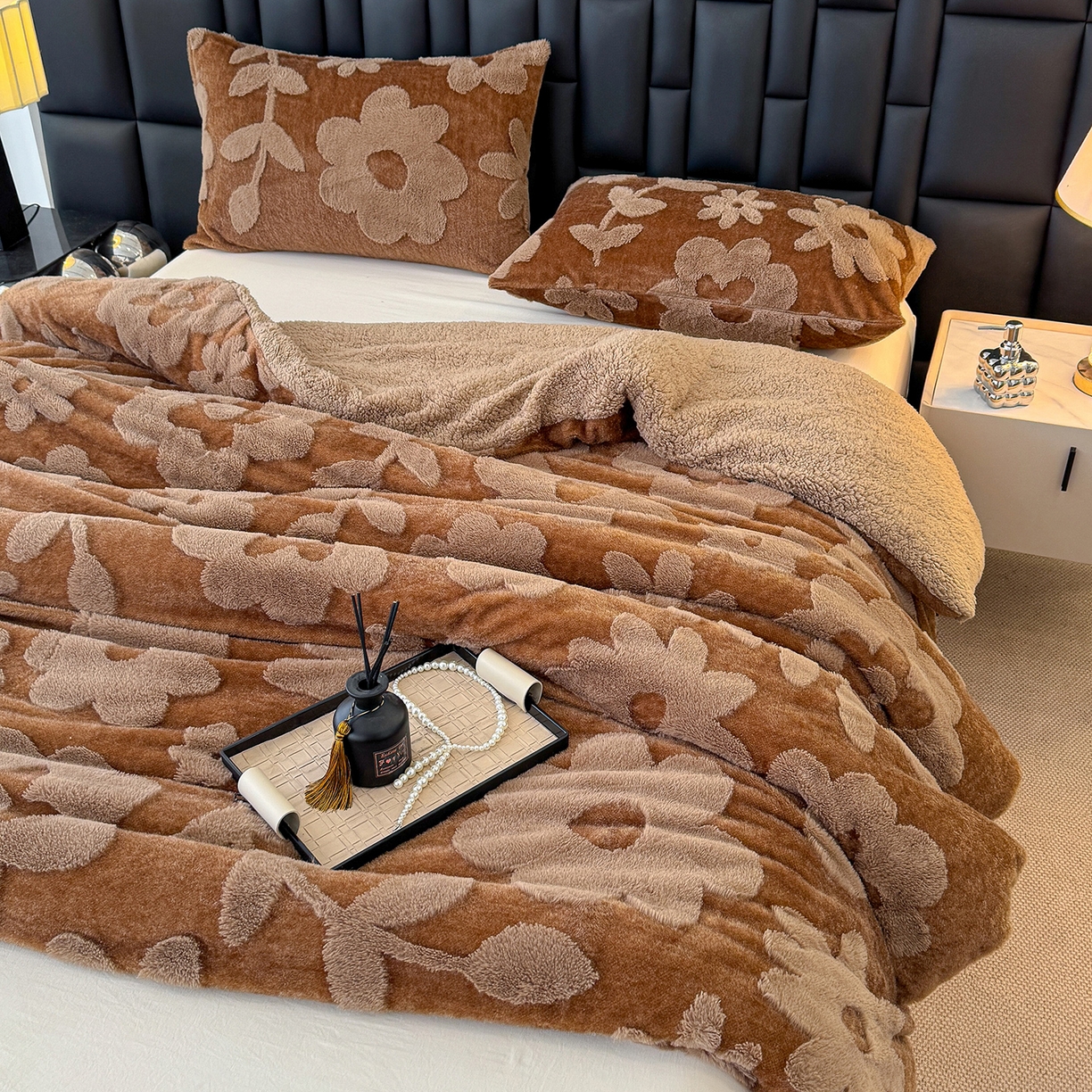91家纺网 家纺一手货源 找家纺 枋梢家纺 2025新款亮丝兔毛绒兔毛提花暖居花漾羊羔绒 双层加厚保暖盖毯 居家午睡保暖毯 花漾-咖色
