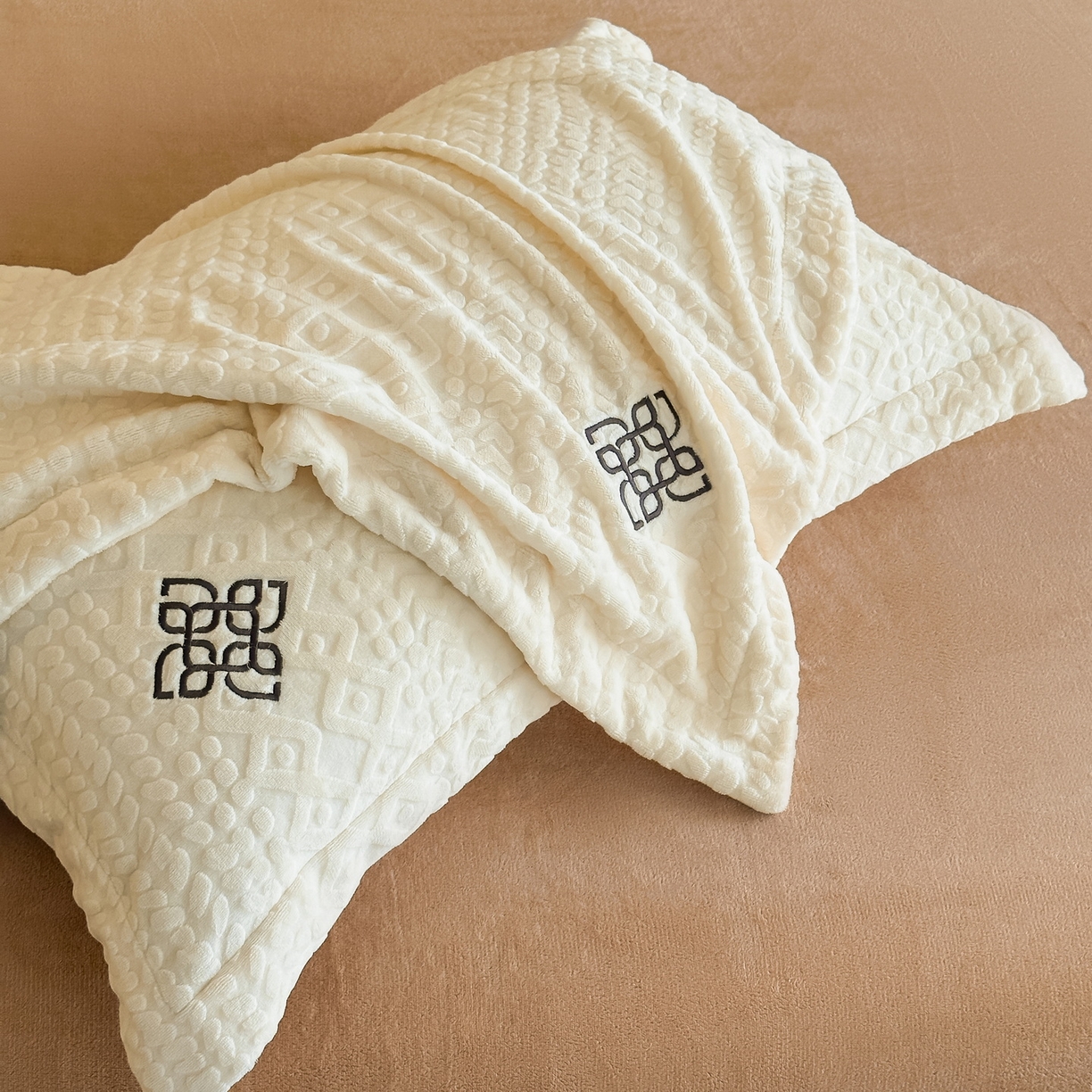 91家纺网 家纺一手货源 找家纺 慕晨 2025新款立体提花绒简约风格高克重雕花加厚牛奶绒四件套 波西米亚-米白