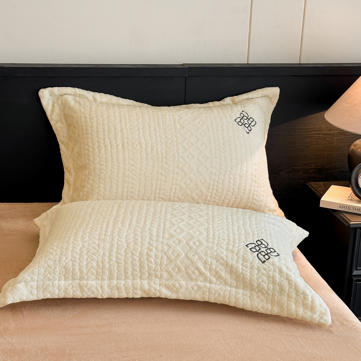 91家纺网 家纺一手货源 找家纺 慕晨 2025新款立体提花绒简约风格高克重雕花加厚牛奶绒四件套 波西米亚-米白