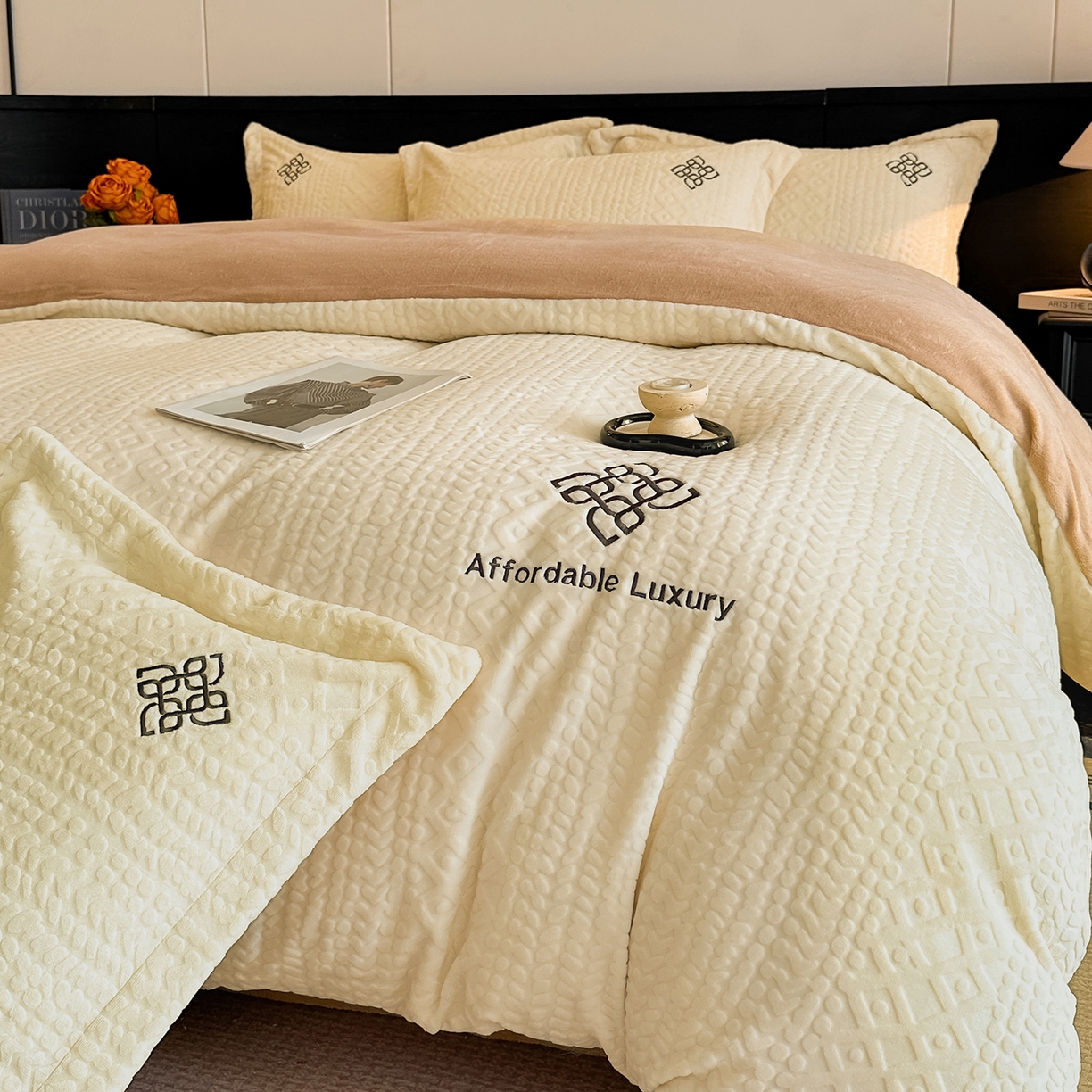 91家纺网 家纺一手货源 找家纺 慕晨 2025新款立体提花绒简约风格高克重雕花加厚牛奶绒四件套 波西米亚-米白