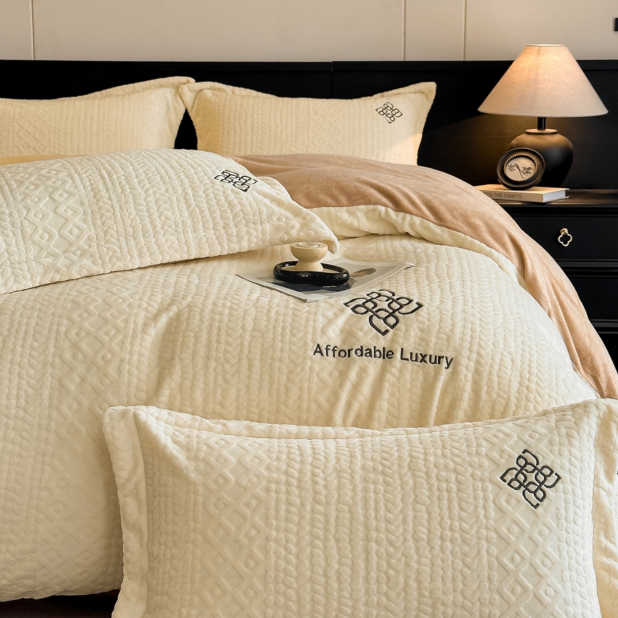 91家纺网 家纺一手货源 找家纺 慕晨 2025新款立体提花绒简约风格高克重雕花加厚牛奶绒四件套 波西米亚-米白