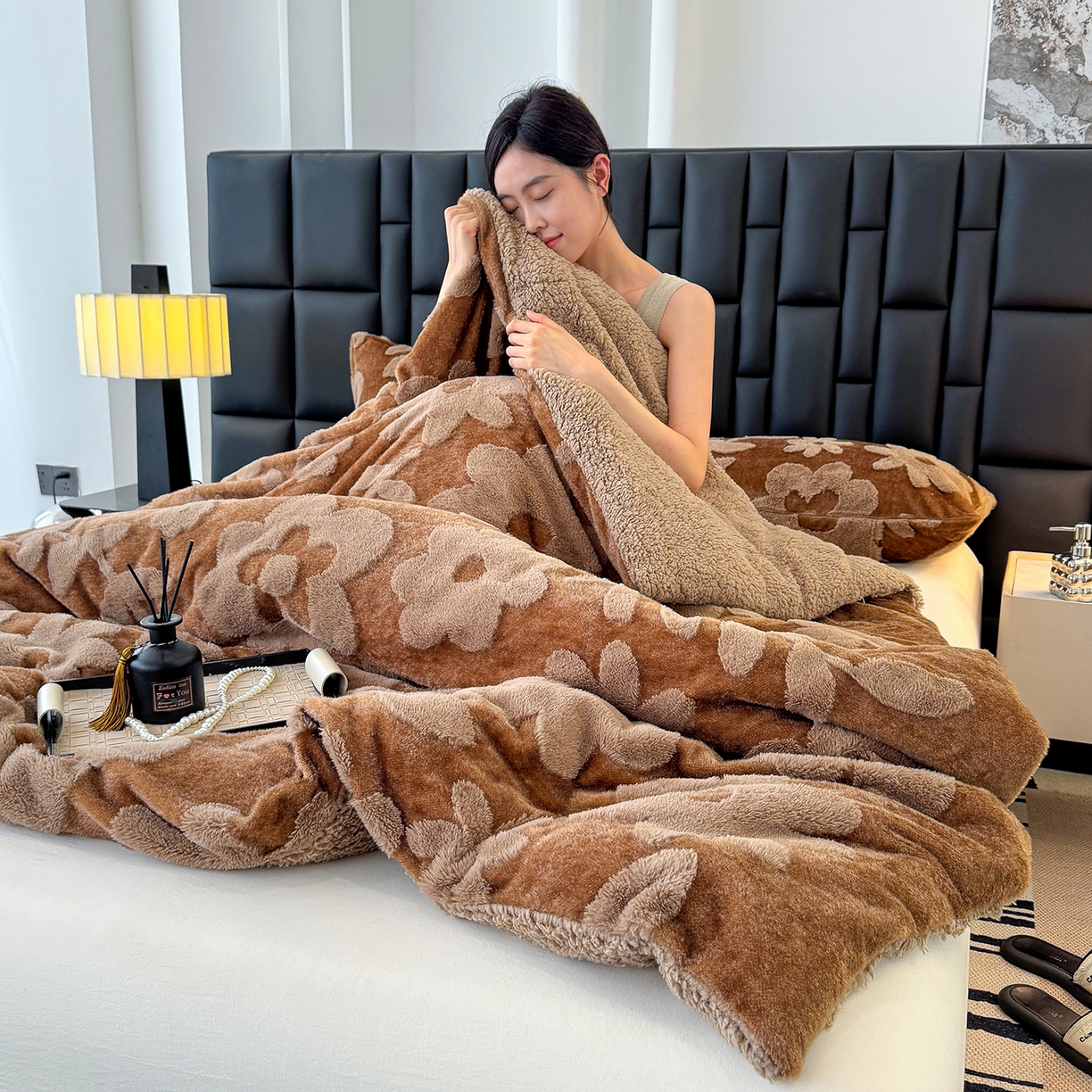 91家纺网 家纺一手货源 找家纺 枋梢家纺 2025新款亮丝兔毛绒兔毛提花暖居花漾羊羔绒 双层加厚保暖盖毯 居家午睡保暖毯 花漾-咖色