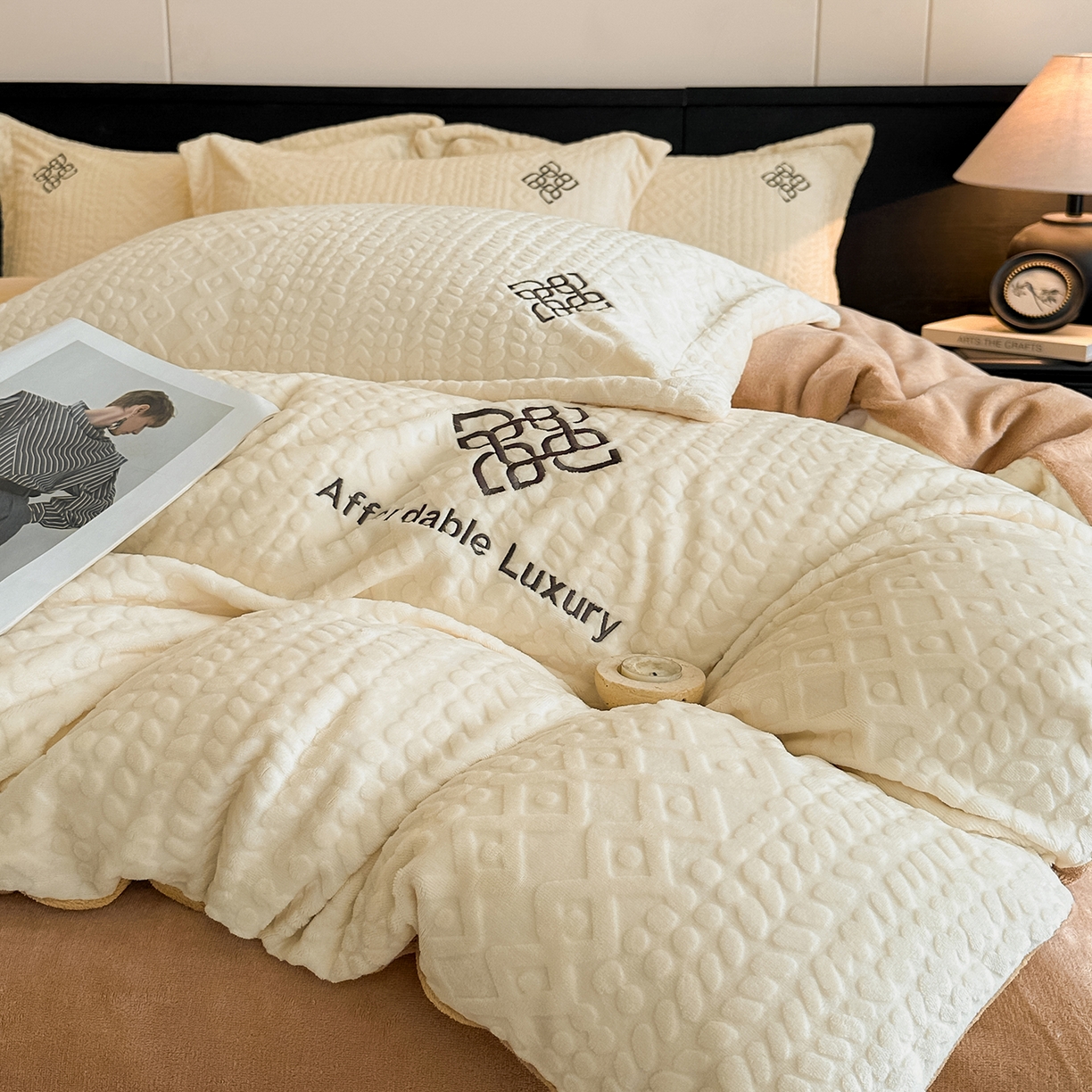 91家纺网 家纺一手货源 找家纺 慕晨 2025新款立体提花绒简约风格高克重雕花加厚牛奶绒四件套 波西米亚-米白