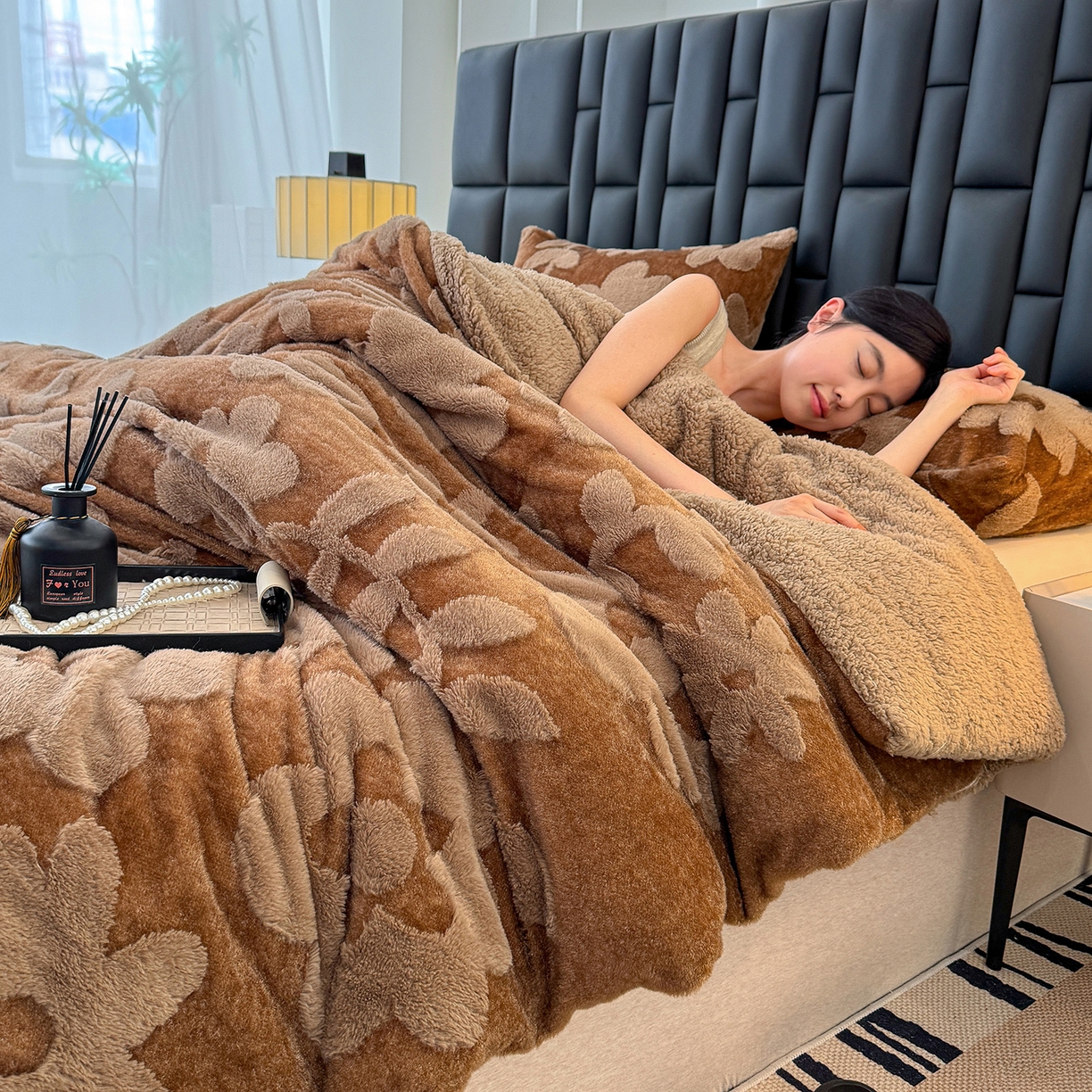 91家纺网 家纺一手货源 找家纺 枋梢家纺 2025新款亮丝兔毛绒兔毛提花暖居花漾羊羔绒 双层加厚保暖盖毯 居家午睡保暖毯 花漾-咖色