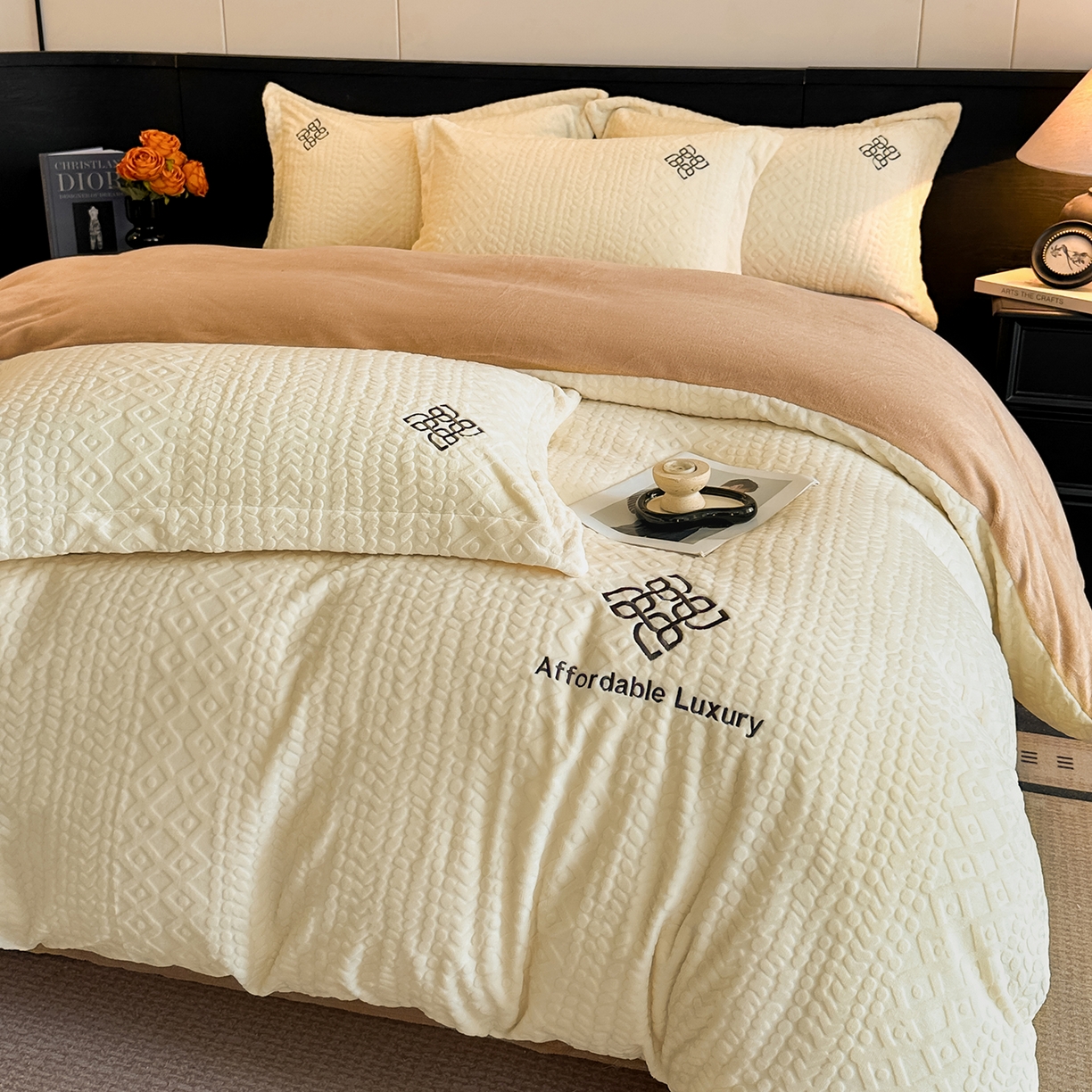 91家纺网 家纺一手货源 找家纺 慕晨 2025新款立体提花绒简约风格高克重雕花加厚牛奶绒四件套 波西米亚-米白