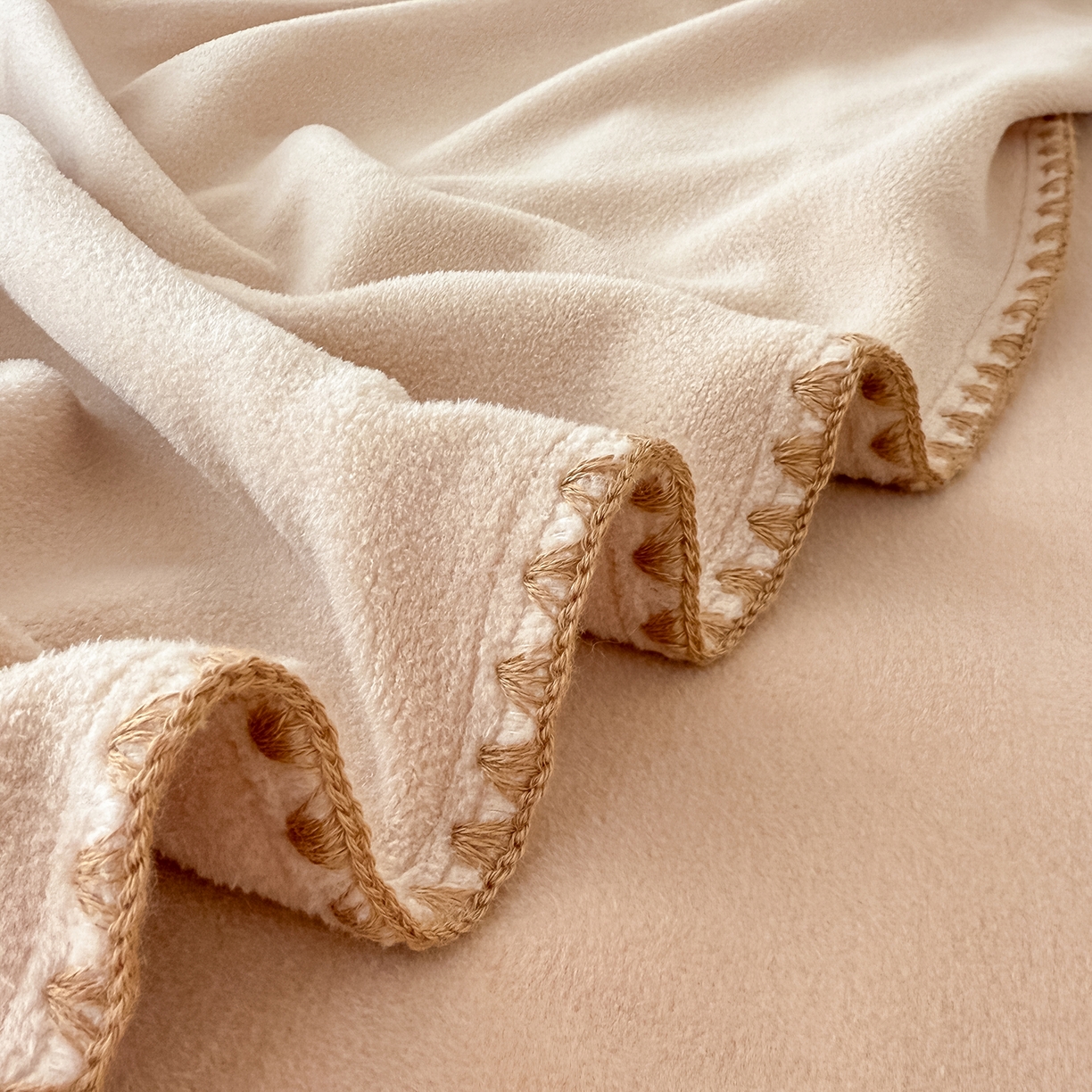 91家纺网 家纺一手货源 找家纺 懒猫家纺 2025新款A类贝壳绣纯色海獭绒四件套 暖茶棕