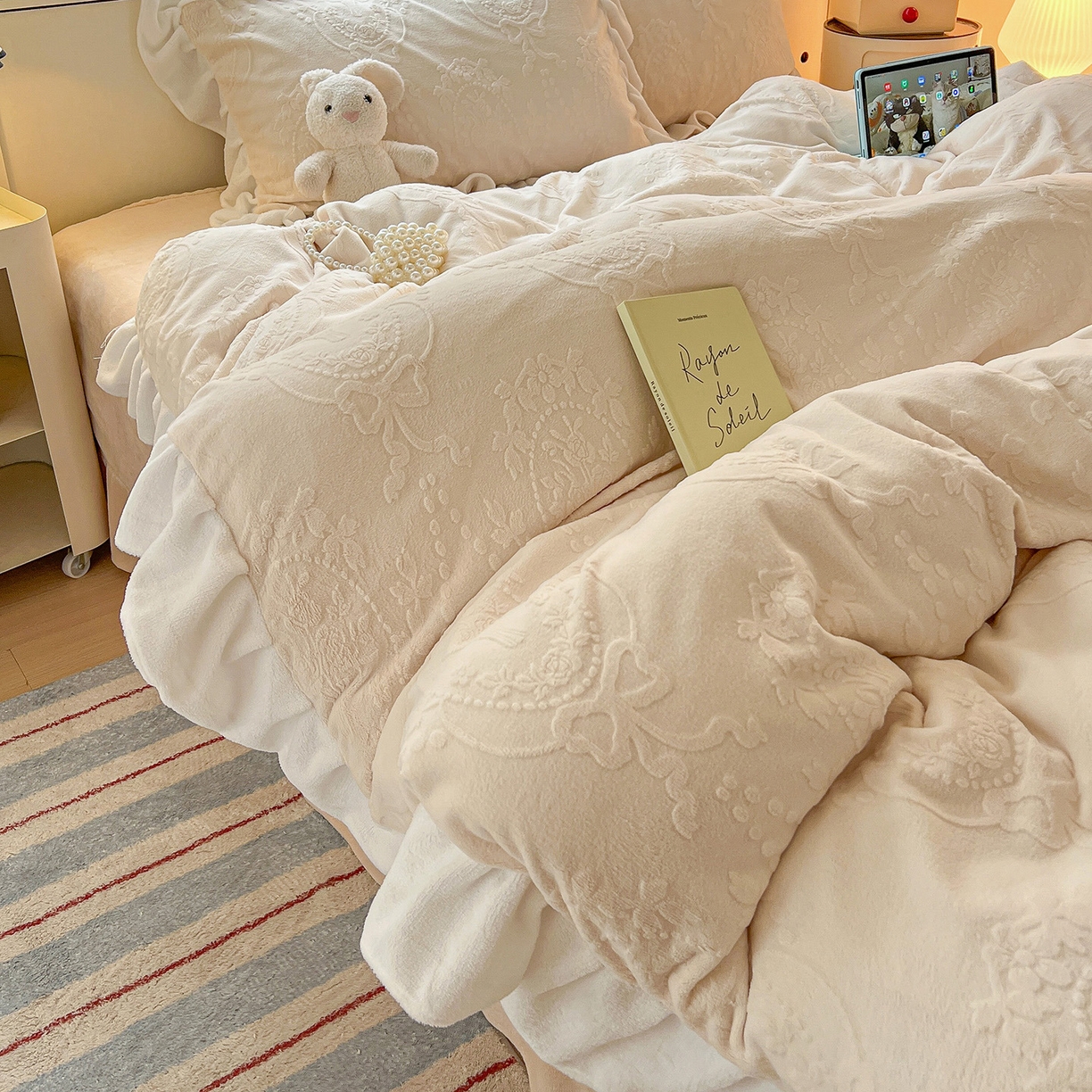 91家纺网 家纺一手货源 找家纺 （总）亿梵家居 2025新款法式花边款A类5D牛奶绒立体雕花四件套（提供买家秀）