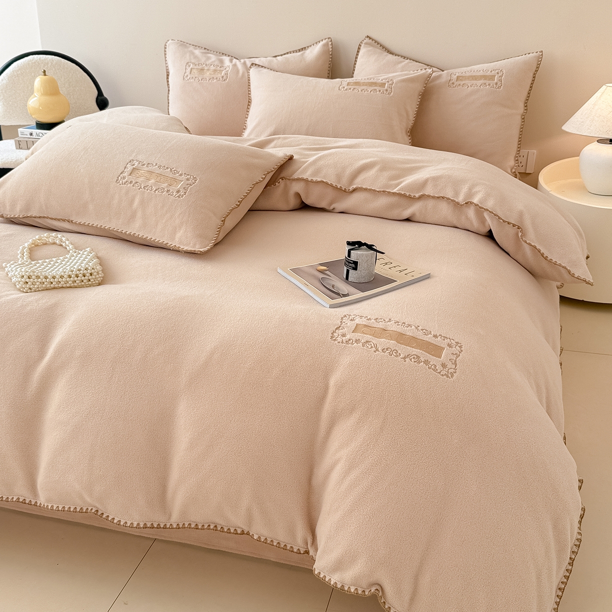 91家纺网 家纺一手货源 找家纺 懒猫家纺 2025新款A类贝壳绣纯色海獭绒四件套 暖茶棕