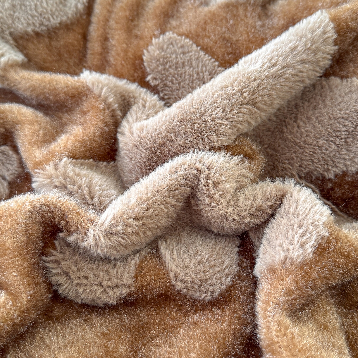 91家纺网 家纺一手货源 找家纺 枋梢家纺 2025新款亮丝兔毛绒兔毛提花暖居花漾羊羔绒 双层加厚保暖盖毯 居家午睡保暖毯 花漾-咖色