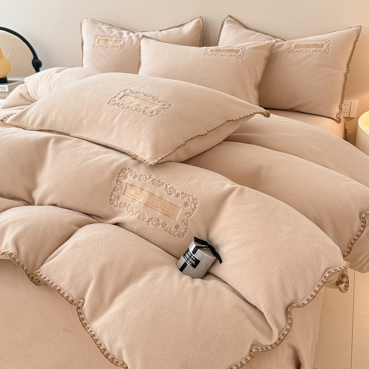 91家纺网 家纺一手货源 找家纺 懒猫家纺 2025新款A类贝壳绣纯色海獭绒四件套 暖茶棕