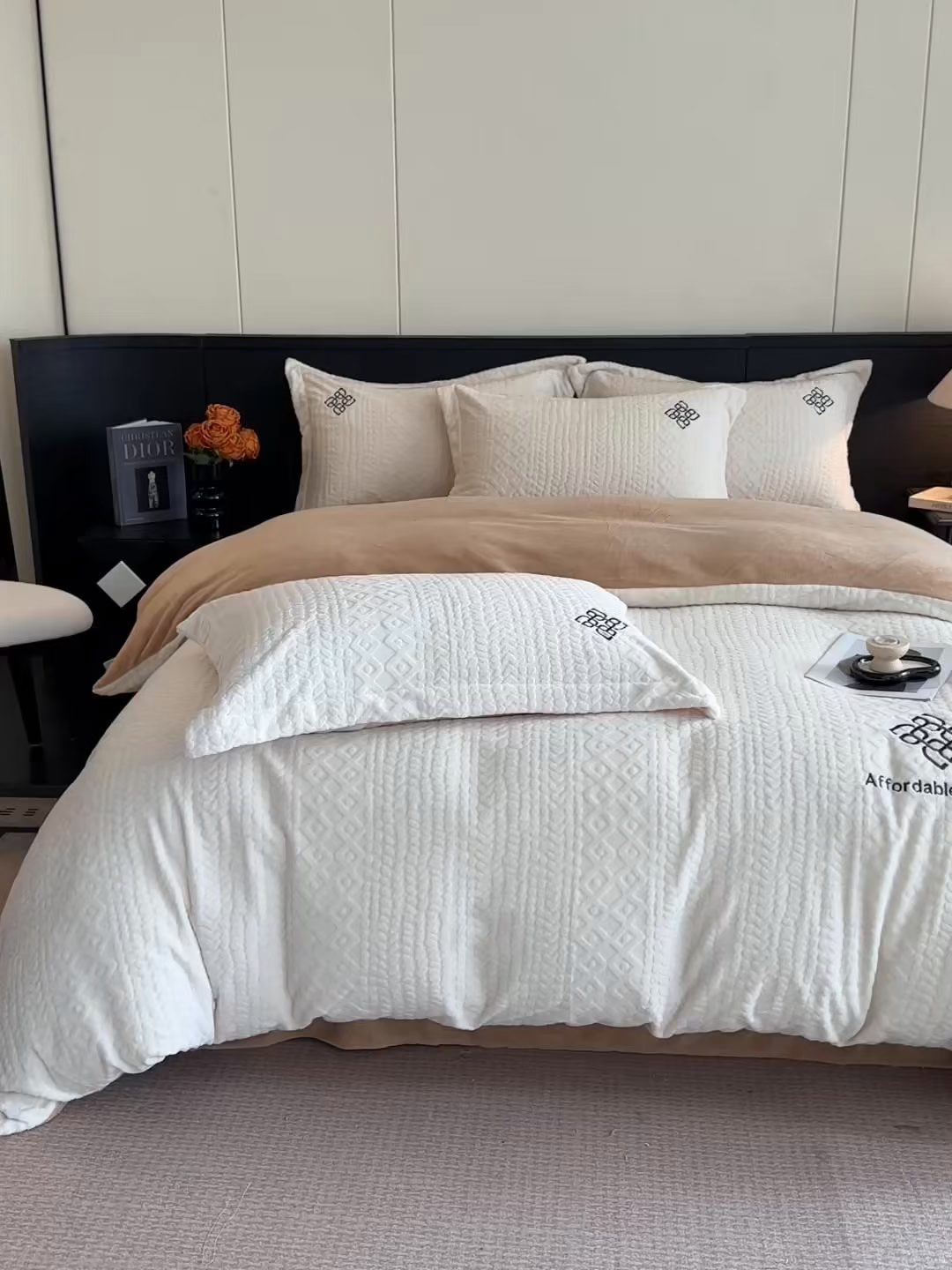 91家纺网 家纺一手货源 找家纺 慕晨 2025新款立体提花绒简约风格高克重雕花加厚牛奶绒四件套 波西米亚-米白