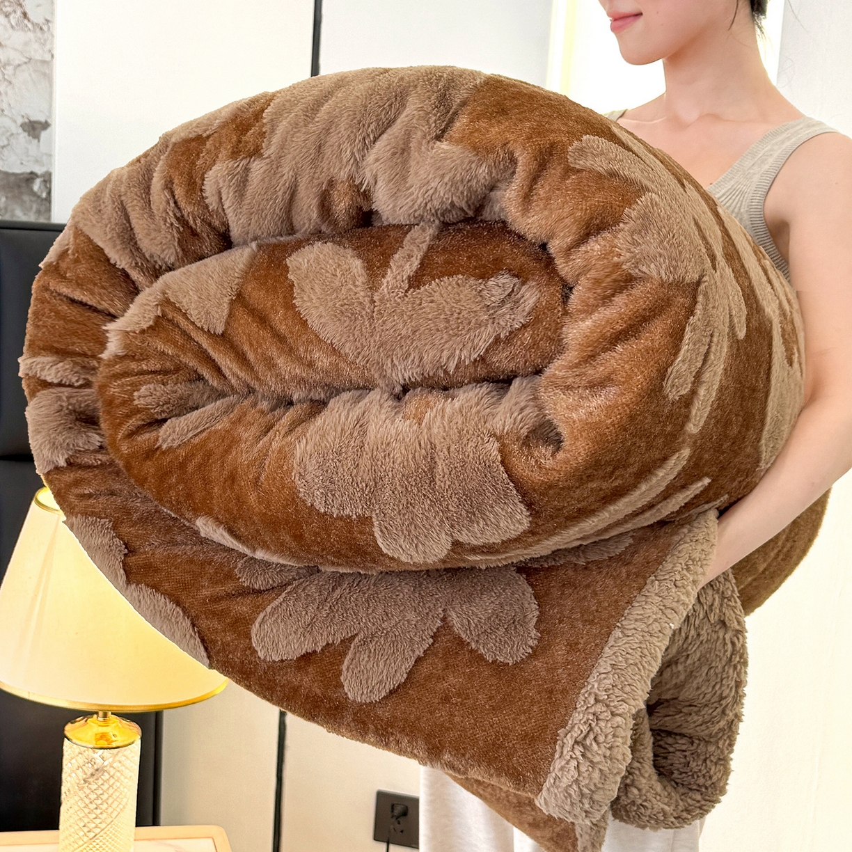 91家纺网 家纺一手货源 找家纺 枋梢家纺 2025新款亮丝兔毛绒兔毛提花暖居花漾羊羔绒 双层加厚保暖盖毯 居家午睡保暖毯 花漾-咖色