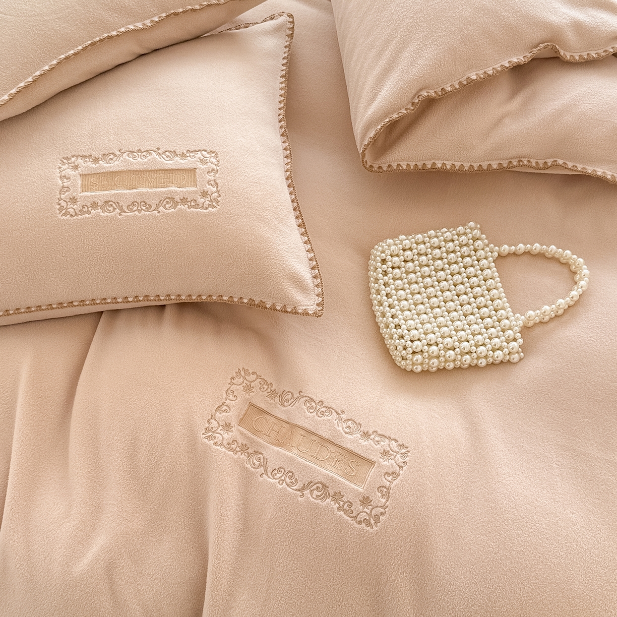 91家纺网 家纺一手货源 找家纺 懒猫家纺 2025新款A类贝壳绣纯色海獭绒四件套 暖茶棕