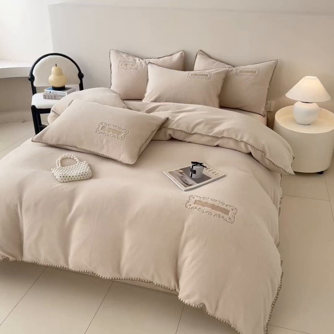 91家纺网 家纺一手货源 找家纺 懒猫家纺 2025新款A类贝壳绣纯色海獭绒四件套 暖茶棕