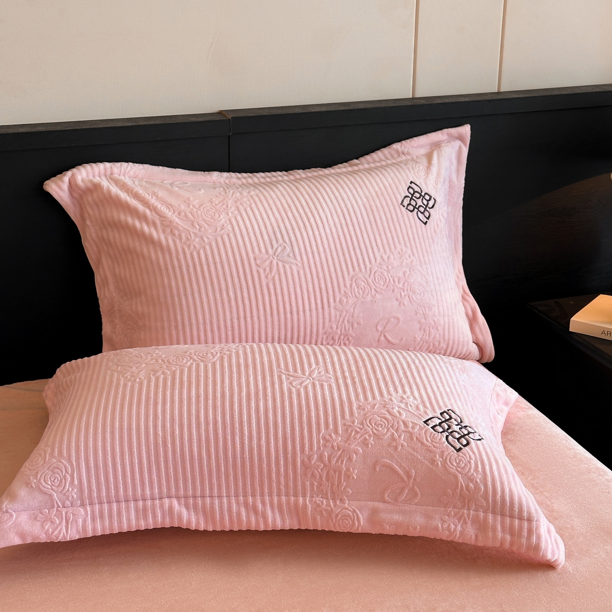 91家纺网 家纺一手货源 找家纺 慕晨 2025新款立体提花绒简约风格高克重雕花加厚牛奶绒四件套 花季恋歌-粉