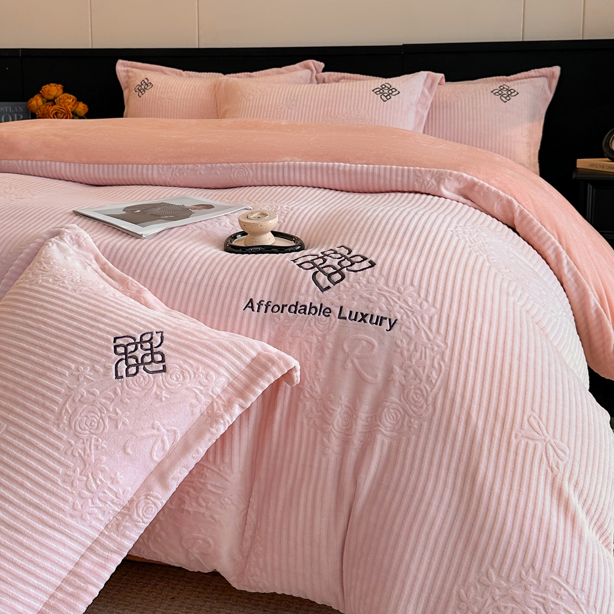 91家纺网 家纺一手货源 找家纺 慕晨 2025新款立体提花绒简约风格高克重雕花加厚牛奶绒四件套 花季恋歌-粉