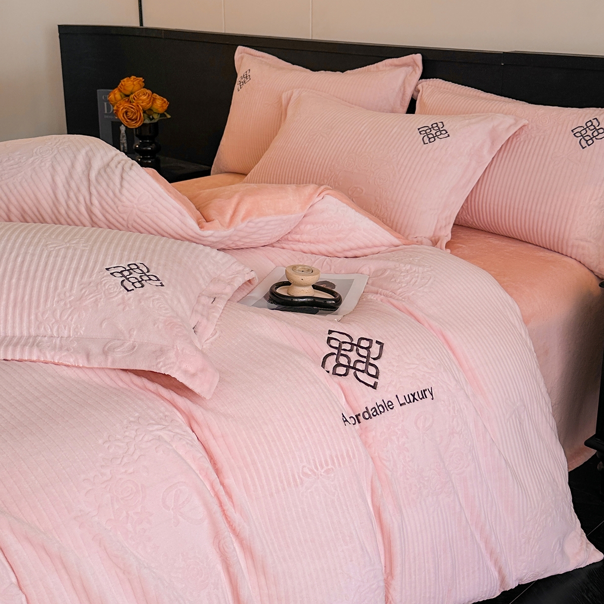 91家纺网 家纺一手货源 找家纺 慕晨 2025新款立体提花绒简约风格高克重雕花加厚牛奶绒四件套 花季恋歌-粉