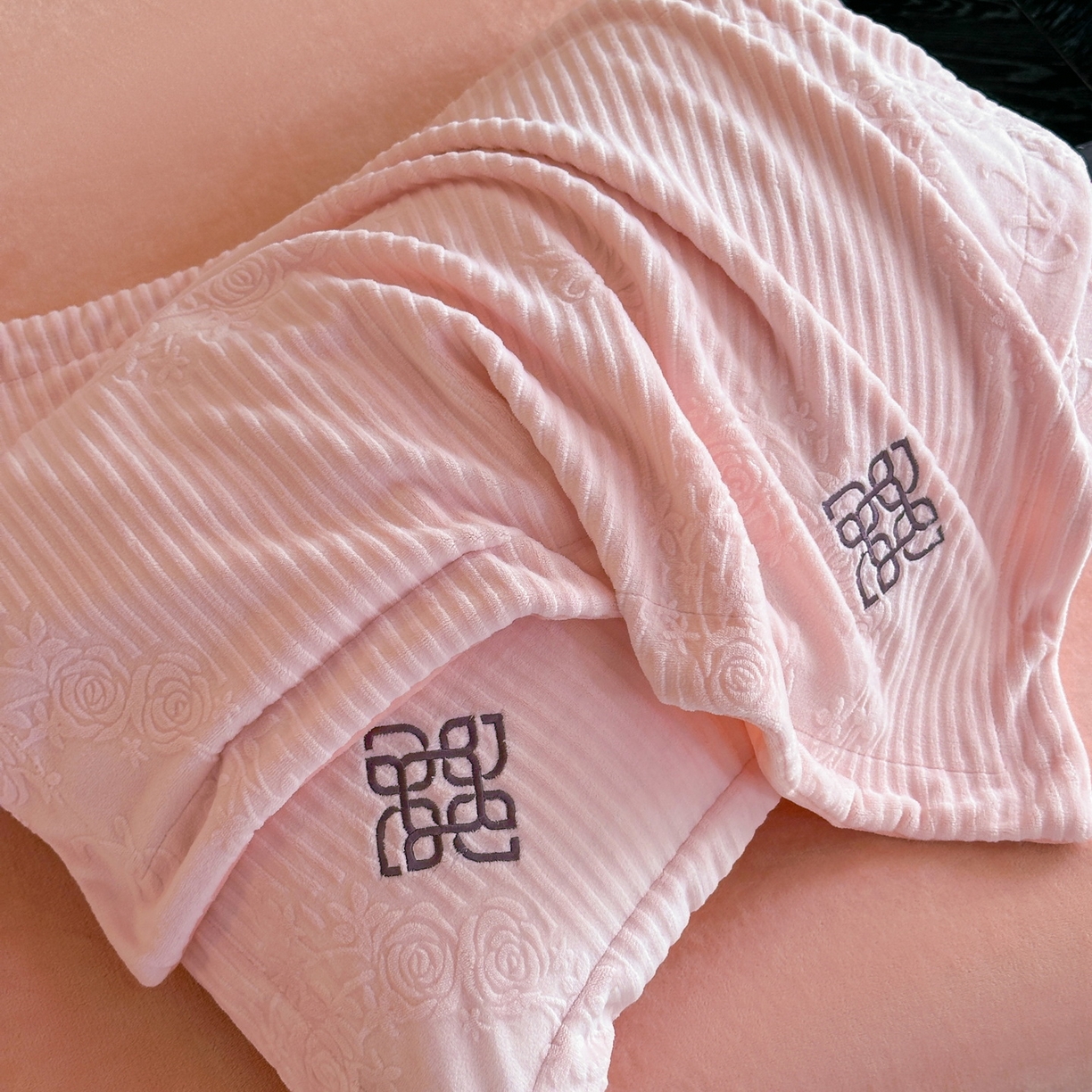 91家纺网 家纺一手货源 找家纺 慕晨 2025新款立体提花绒简约风格高克重雕花加厚牛奶绒四件套 花季恋歌-粉