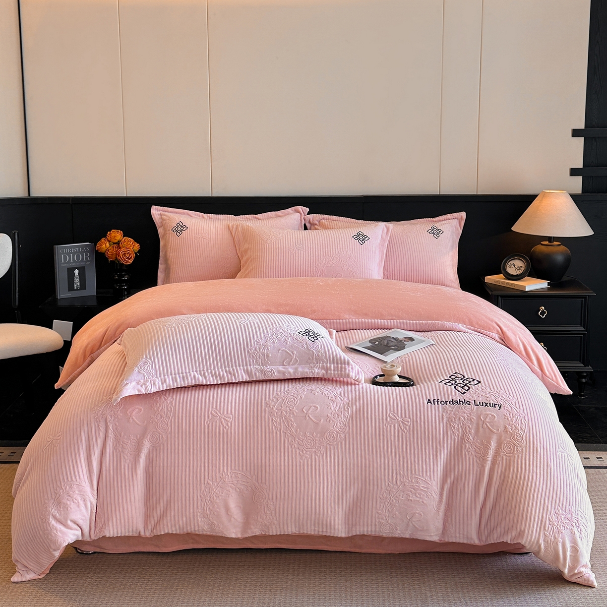 91家纺网 家纺一手货源 找家纺 慕晨 2025新款立体提花绒简约风格高克重雕花加厚牛奶绒四件套 花季恋歌-粉