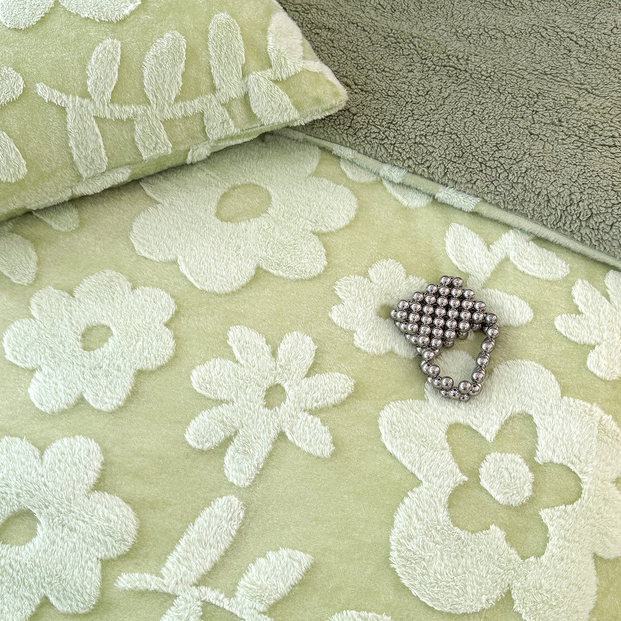 91家纺网 家纺一手货源 找家纺 枋梢家纺 2025新款亮丝兔毛绒兔毛提花暖居花漾羊羔绒 双层加厚保暖盖毯 居家午睡保暖毯 花漾-绿色