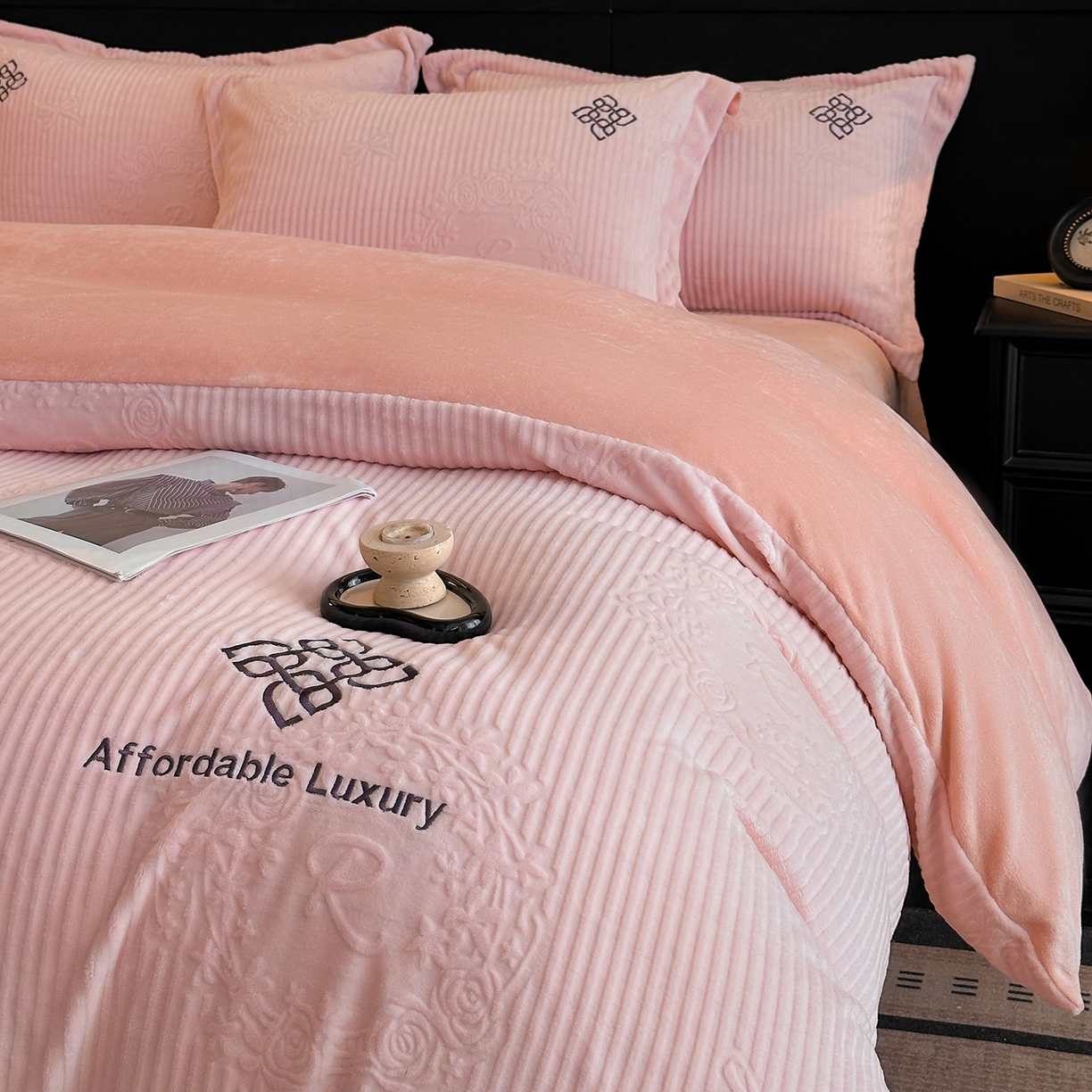 91家纺网 家纺一手货源 找家纺 慕晨 2025新款立体提花绒简约风格高克重雕花加厚牛奶绒四件套 花季恋歌-粉