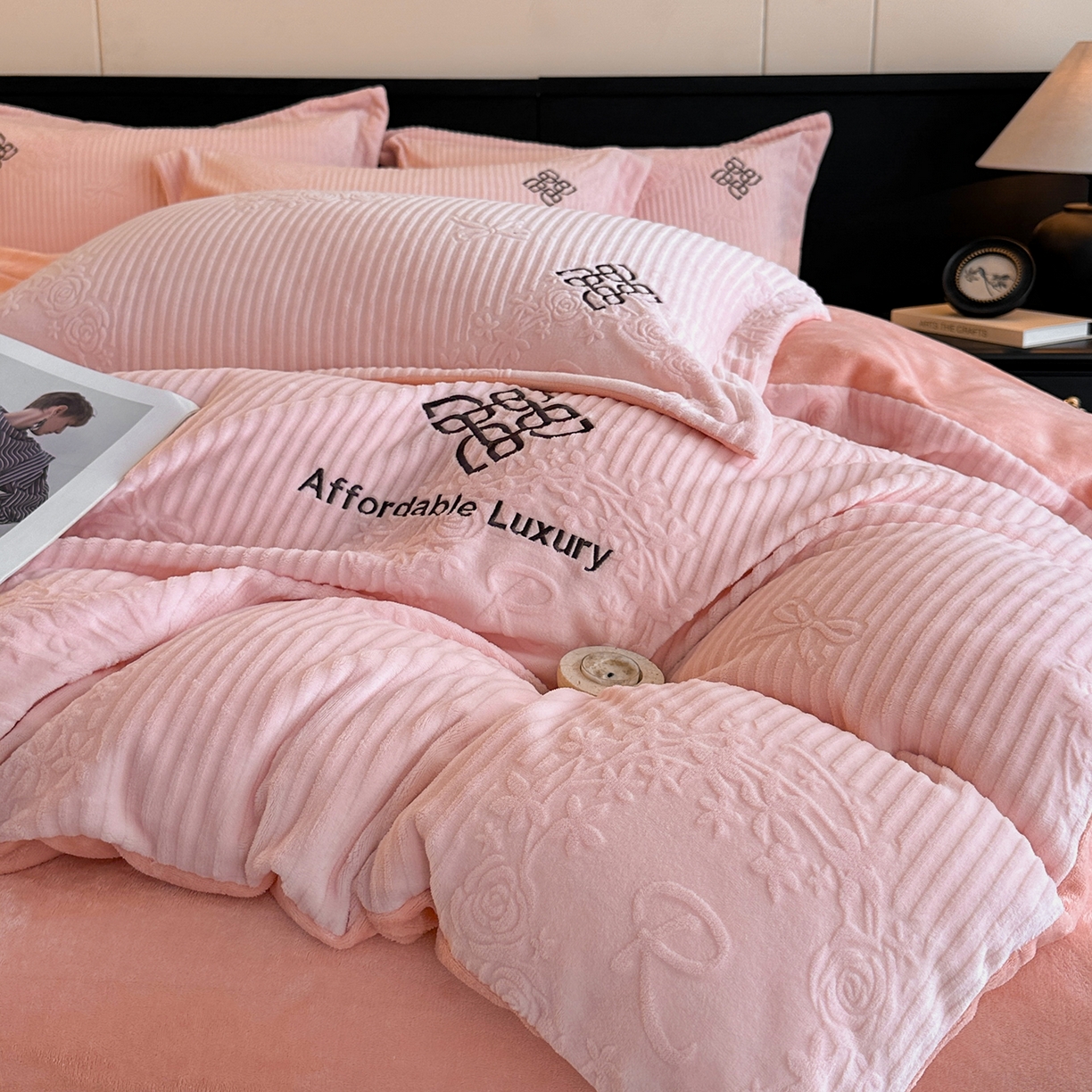 91家纺网 家纺一手货源 找家纺 慕晨 2025新款立体提花绒简约风格高克重雕花加厚牛奶绒四件套 花季恋歌-粉