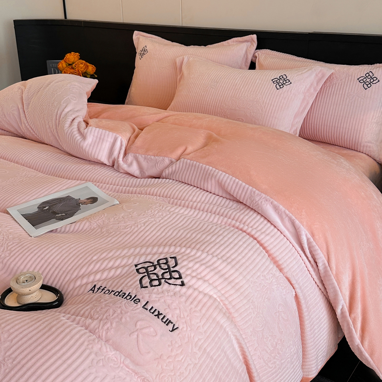 91家纺网 家纺一手货源 找家纺 慕晨 2025新款立体提花绒简约风格高克重雕花加厚牛奶绒四件套 花季恋歌-粉